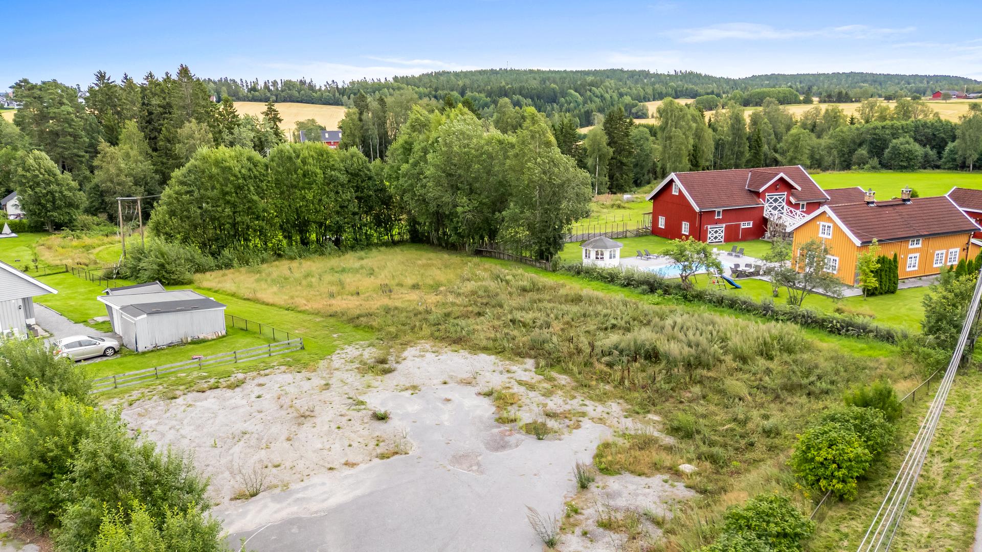 Tomten har en fin og barnevennlig beliggenhet i et godt etablert boligområde på Momoen, Løken. Bilde nummer 3 av 3