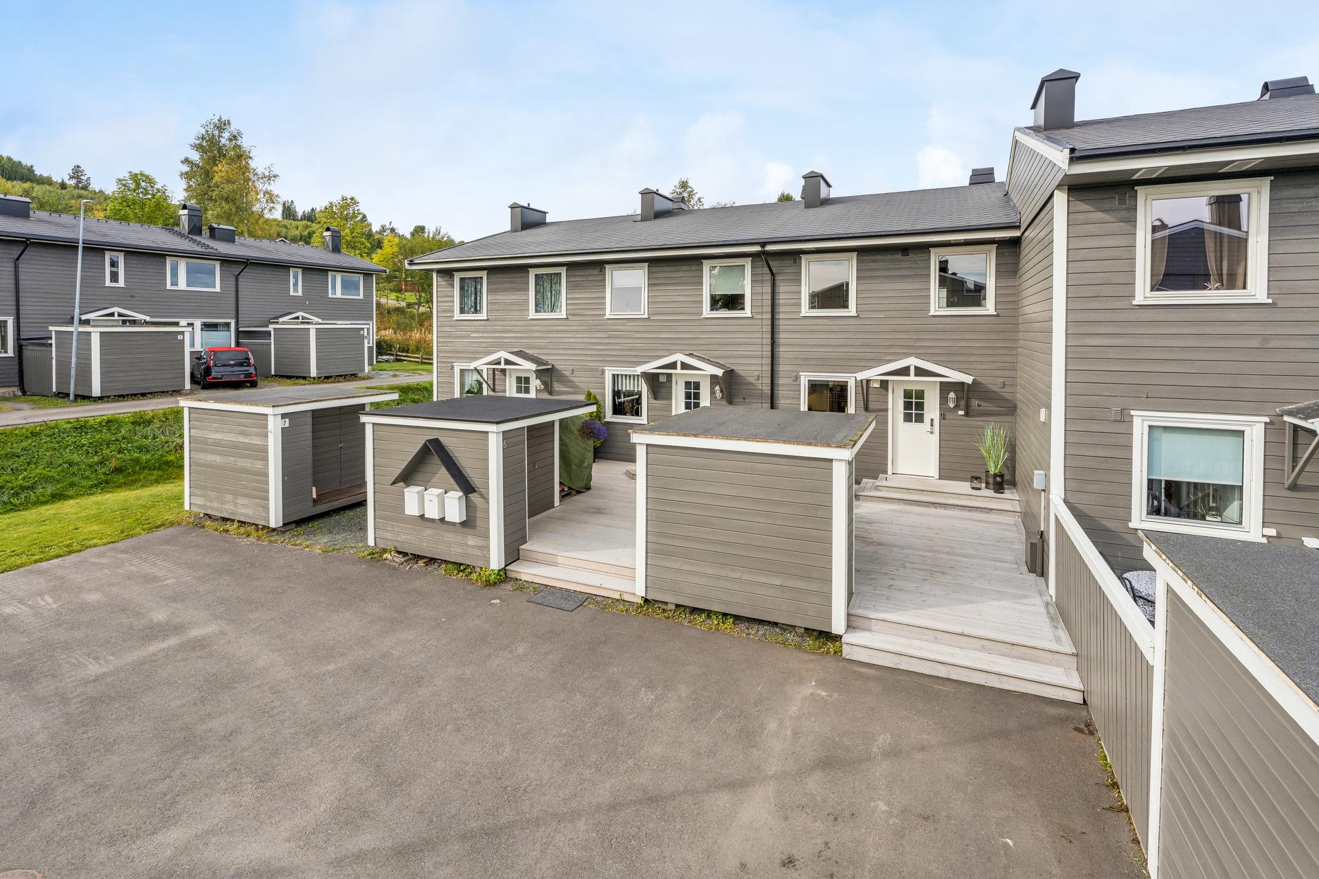 Rekkehuset med privat terrasse og grønne fellesområder i et stille og rolig område på Kopperud.. Bilde nummer 2 av 3