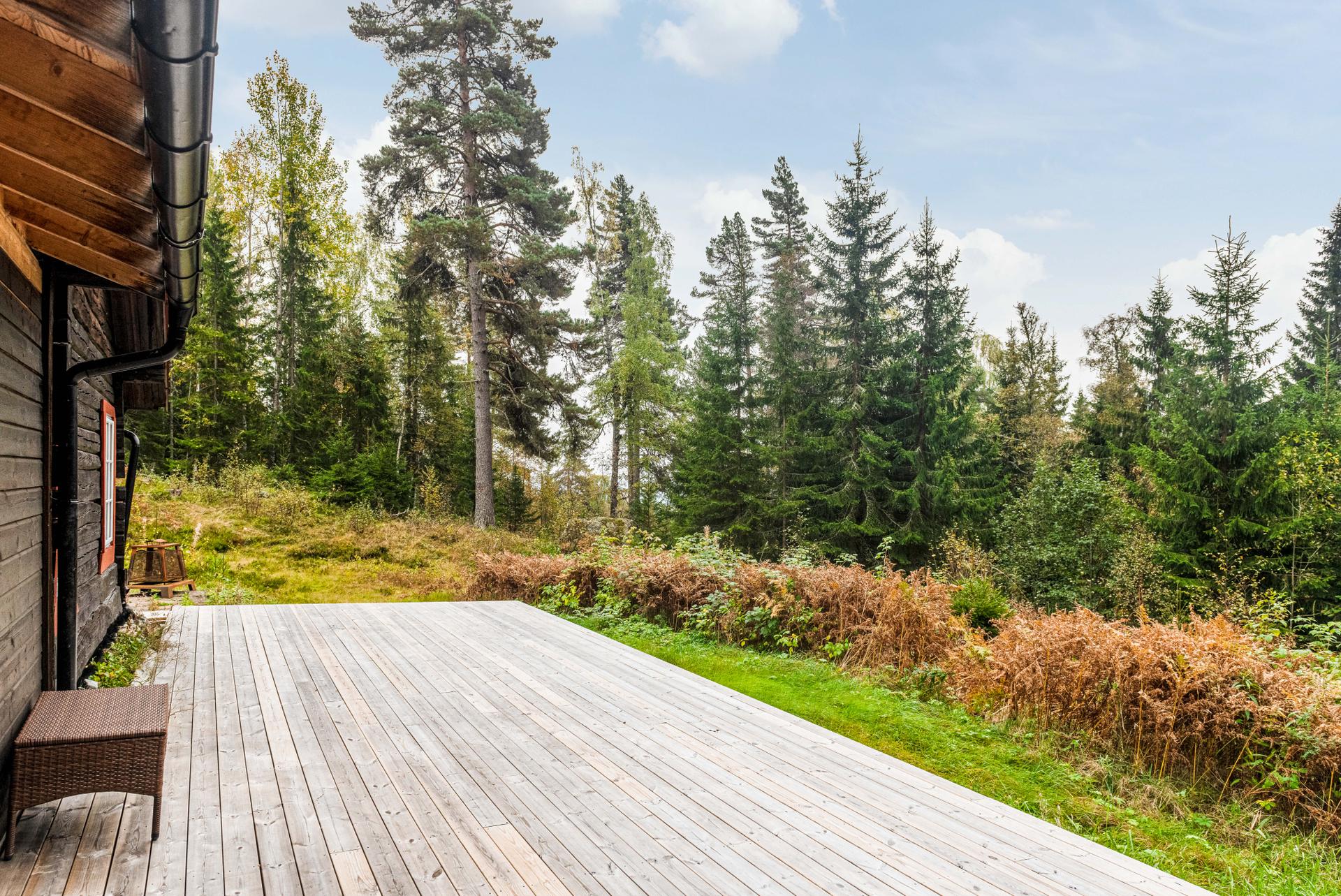 Sjarmerende hytte med nydelig beliggenhet i Tveitgrend i Kviteseid kommune. Hytta ligger usjenert og fint til, og har en stor terrasse med utsyn mot frodig skog. . Bilde nummer 2 av 3