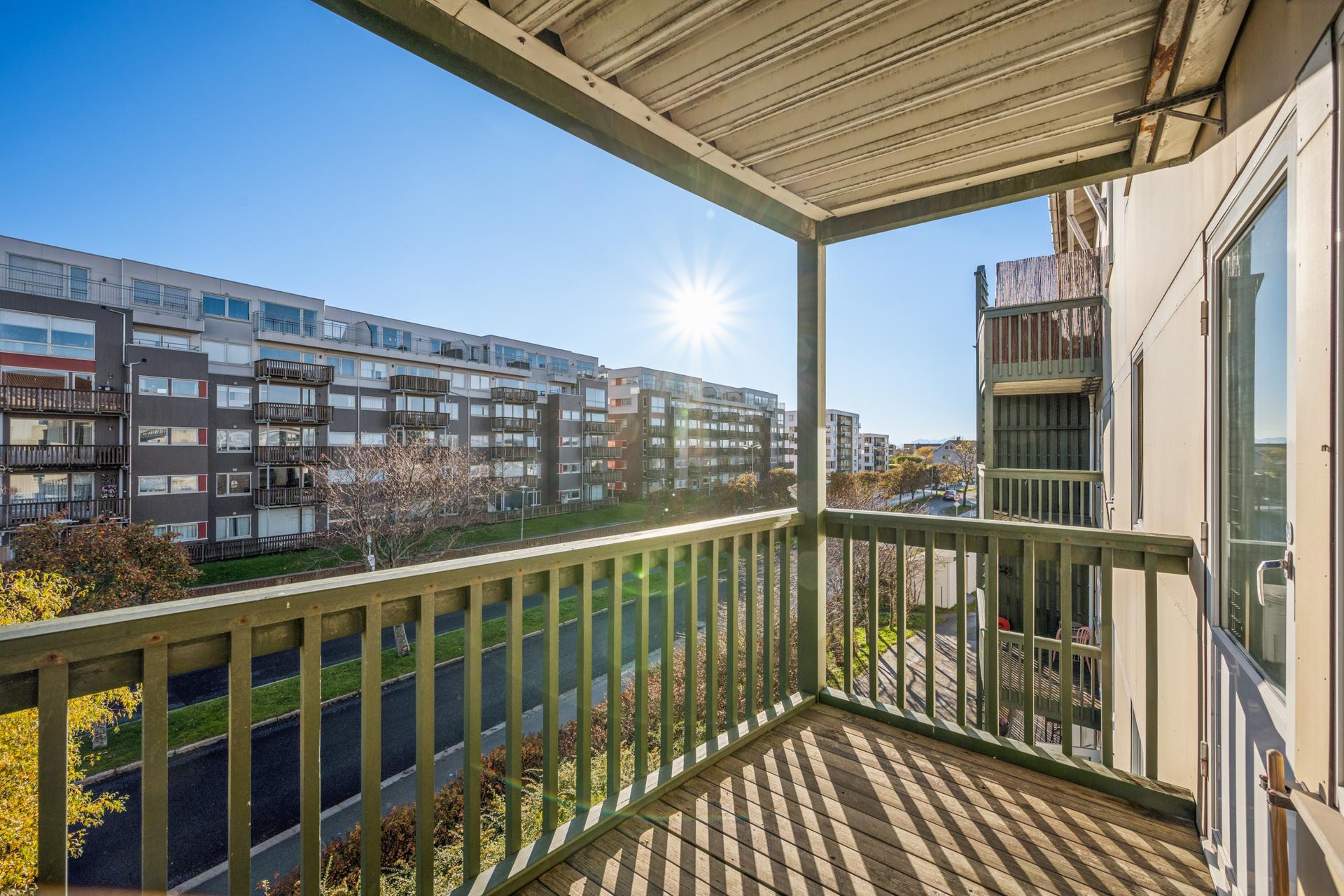 Romslig leilighet med overbygd balkong og heisadkomst i bygget- sentral beliggenhet. Flotte solforhold!. Bilde nummer 3 av 3