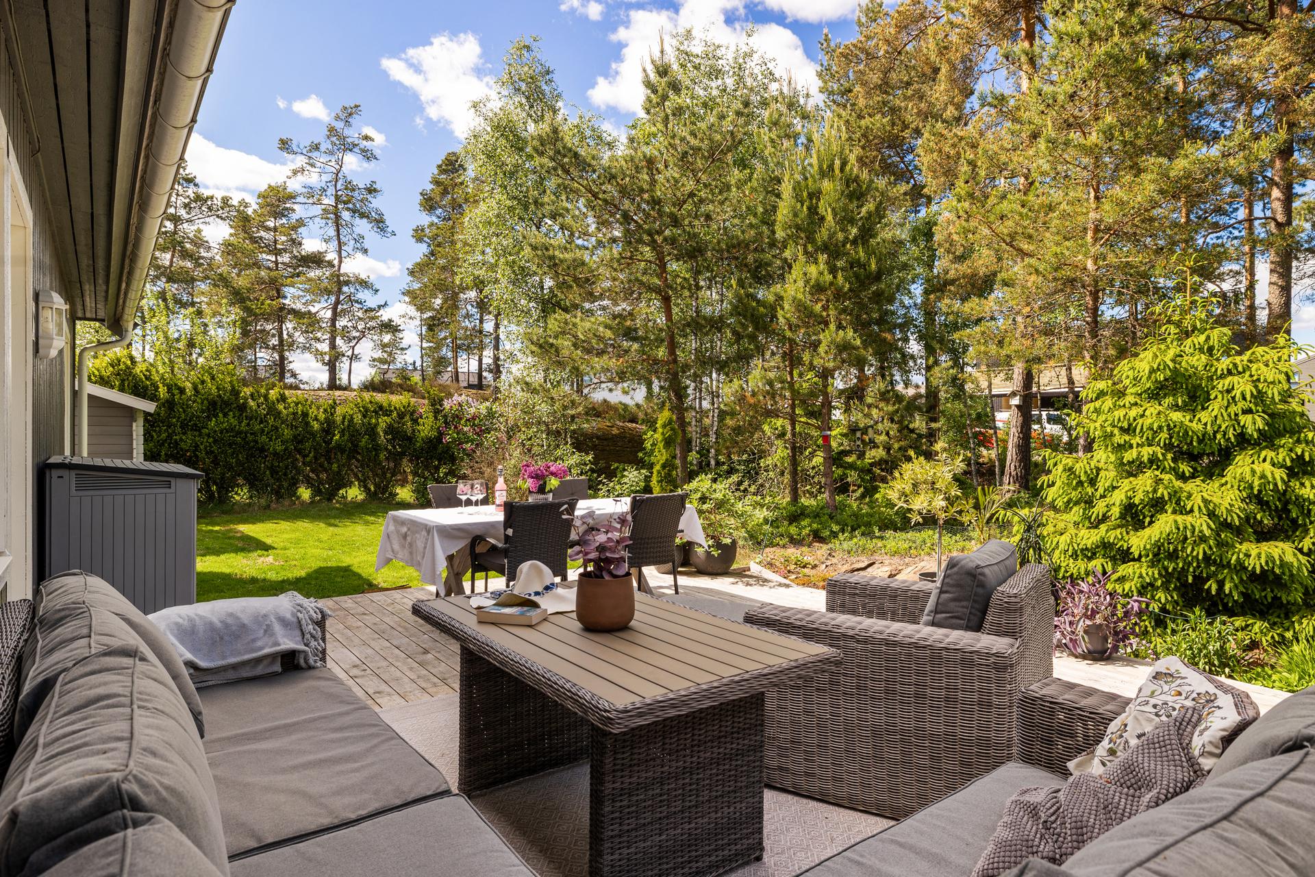 Uteplassen på baksiden av huset er lun og skjermet.. Bilde nummer 2 av 3