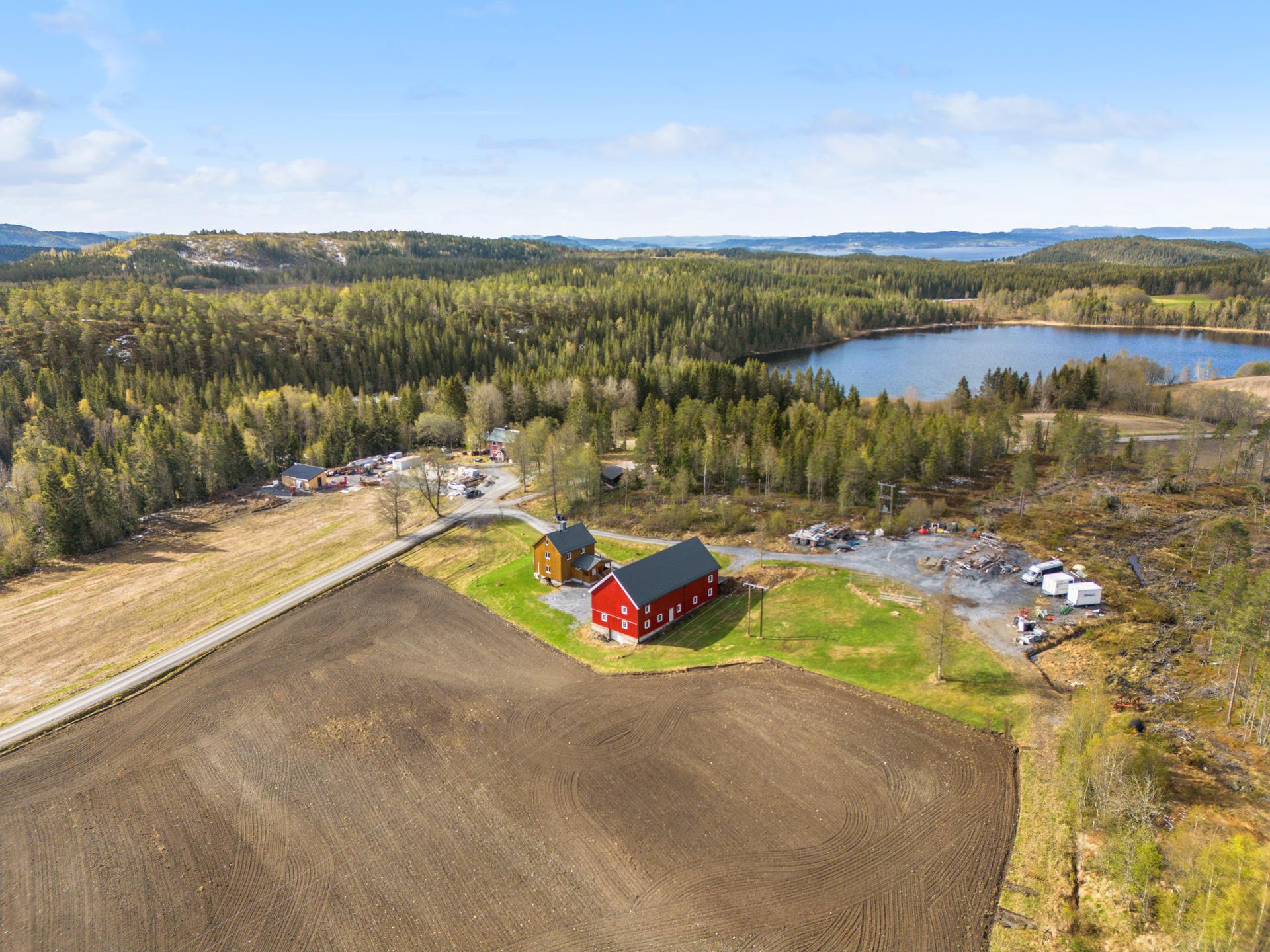 Innholdsrik enebolig med tilhørende uthus og landlig beliggenhet!  . Bilde nummer 2 av 3