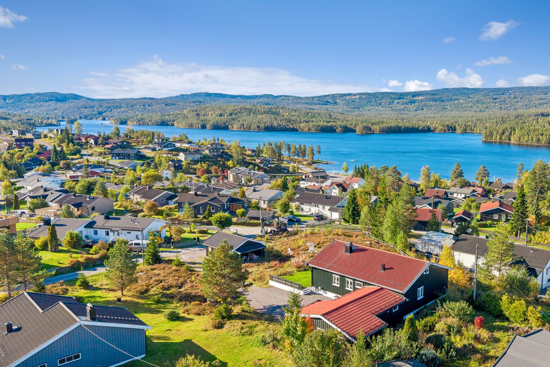 Dette er en enebolig beliggende høyt og fritt på romslig tomt på hele 1 771 m² med gode solforhold og frittstående dobbelgarasje . Bilde nummer 2 av 3