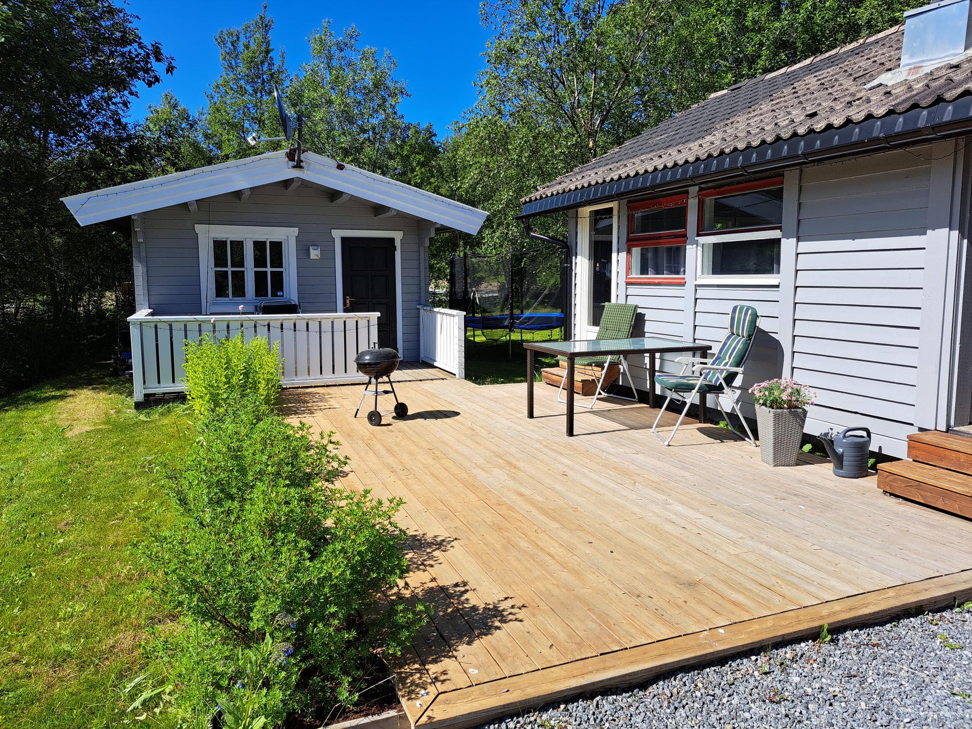 Herlig markterrasse som knytter hytta til annekset - med svært gode sol- og lysforhold.. Bilde nummer 3 av 3