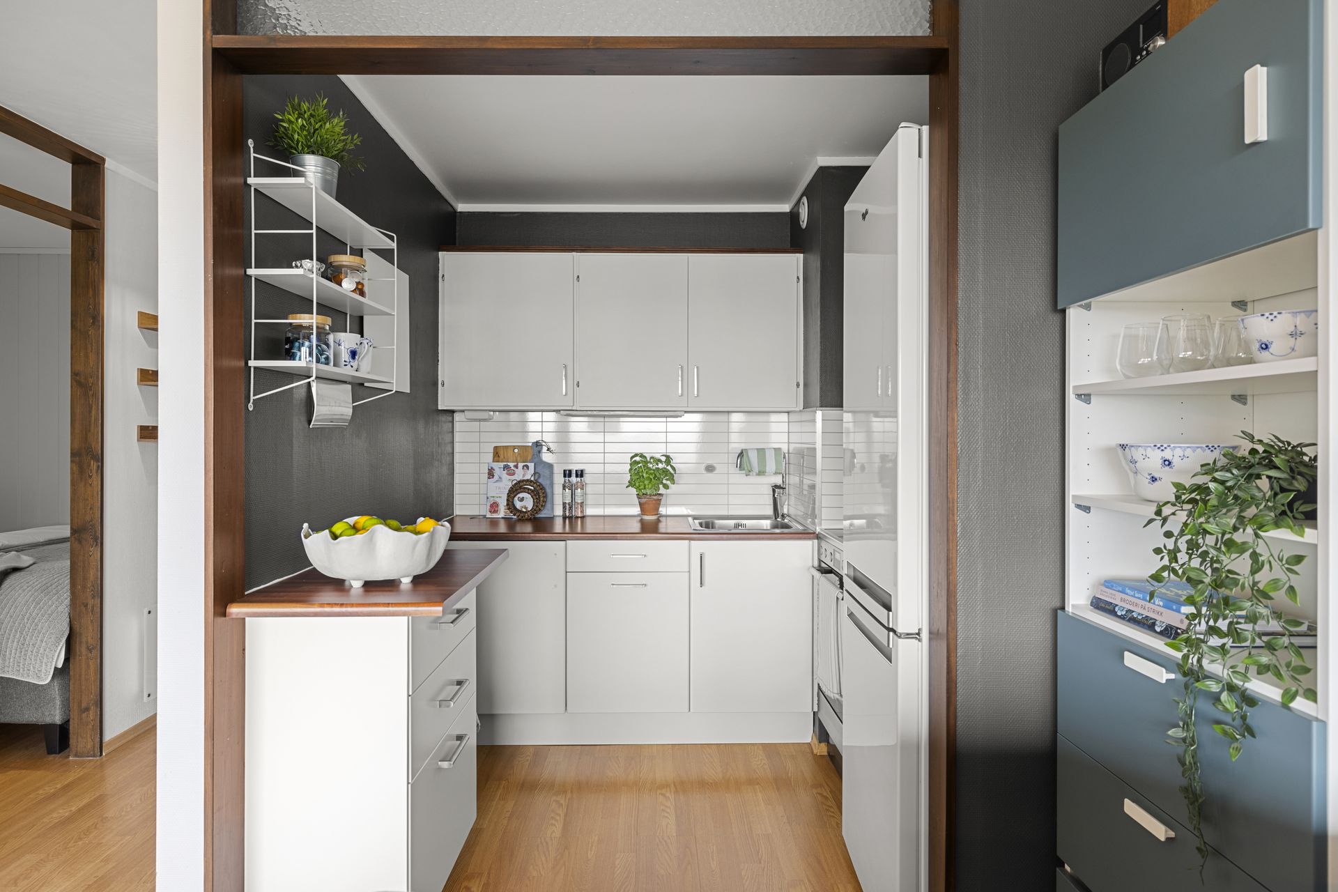 Kjøkkeninnredning fra IKEA med glatte fronter, sprutplater og god benkeplass.. Bilde nummer 3 av 3