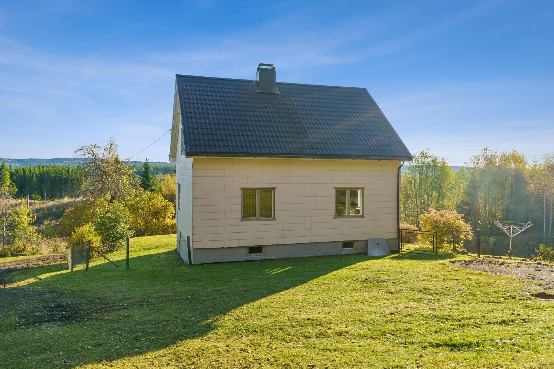 Våningshus oppført over tre plan, beliggende på et usjenert tun omkranset av skog og natur.. Bilde nummer 2 av 3