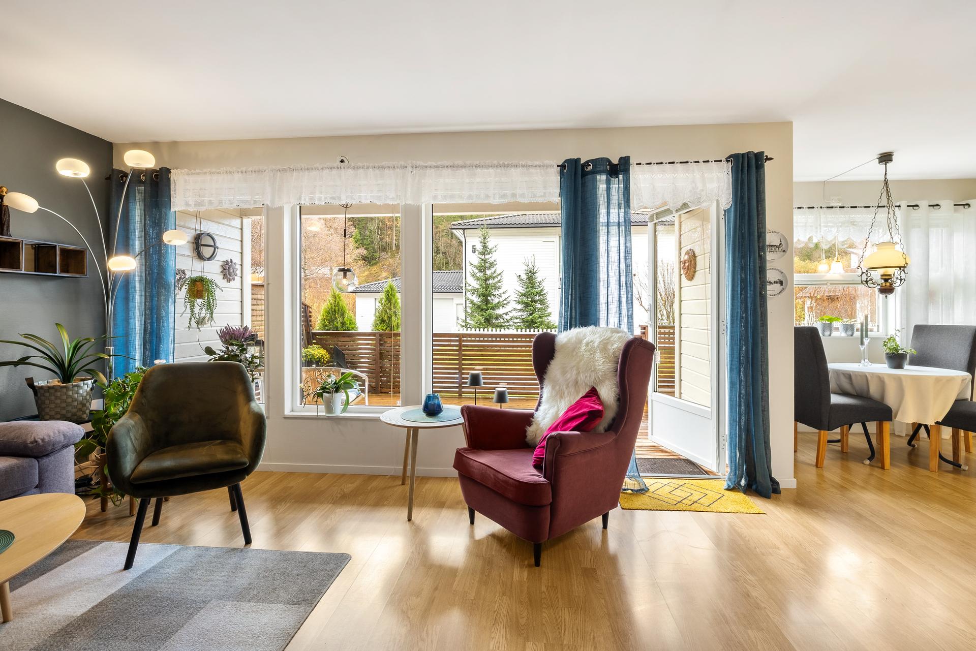 Velholdt leilighet med åpen løsning og utgang til markterrasse. Bilde nummer 2 av 3