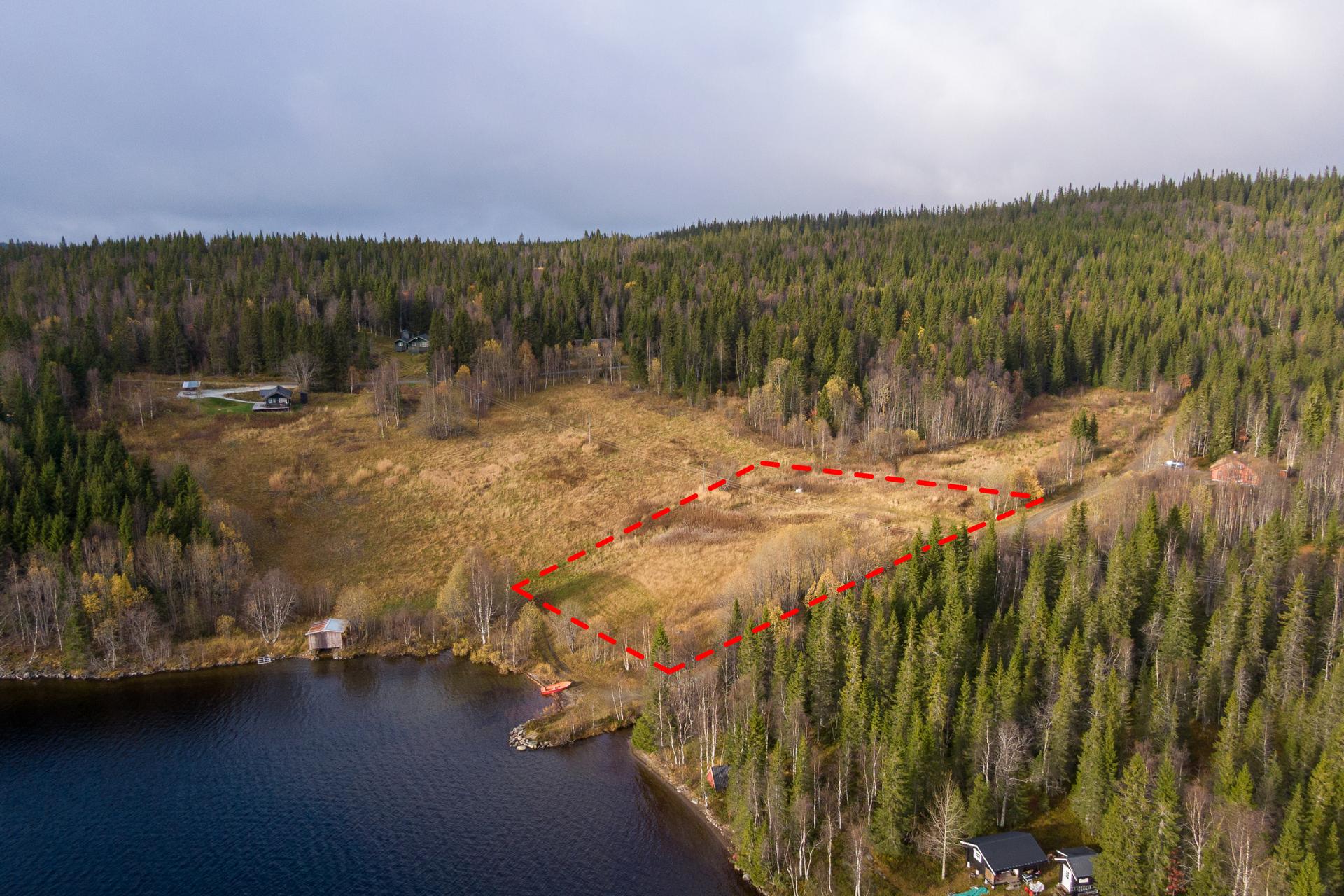 EiendomsMegler 1 v/ Kjetil Sandmo presenterer en stor, ubebygd boligtomt i naturskjønne Laksjølia. Velkommen til Laksjøliveien 59! . Bilde nummer 1 av 3