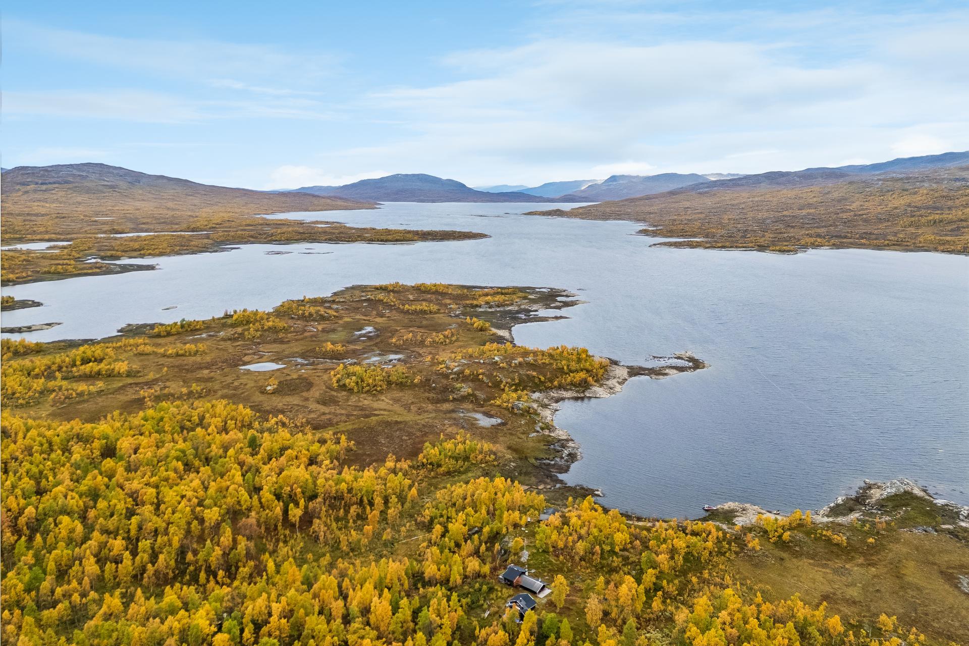 EiendomsMegler 1 v/Gisle Kallestad har gleden av å presentere hytte i Kallvatnet-Kvepsendalsbukta. Foto: EFKT. Bilde nummer 1 av 3
