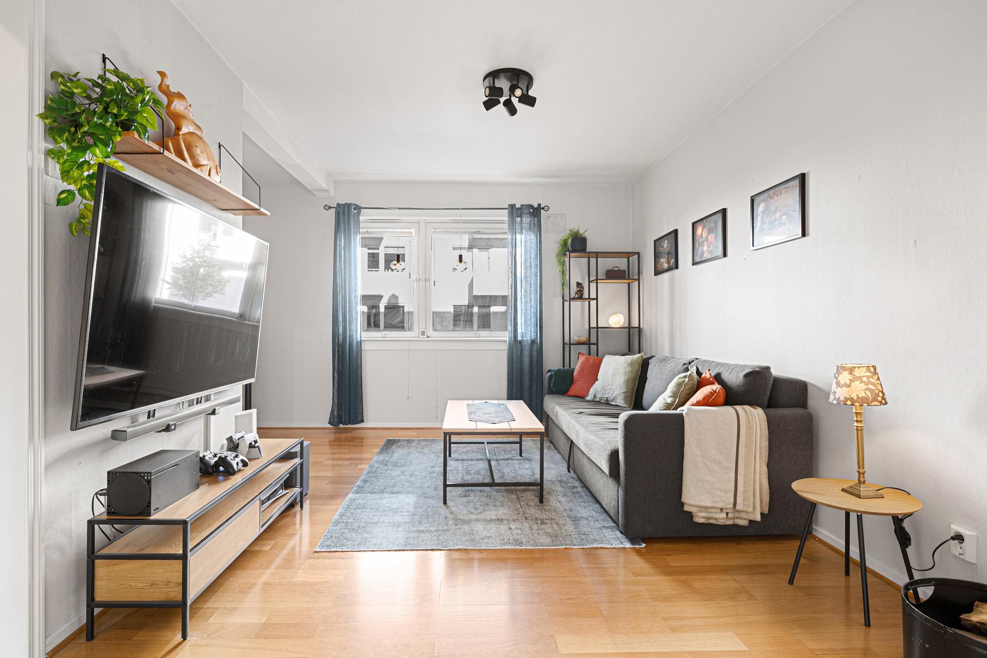 Her bor du i en selveierleilighet på romslige 58 m² BRA i høy 1.etasje.. Bilde nummer 2 av 3