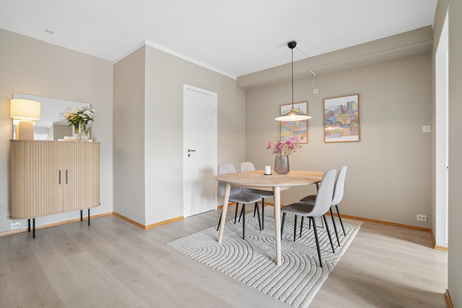 Spiseplassen har god romslighet og direkte adkomst til en praktisk bod.. Bilde nummer 3 av 3