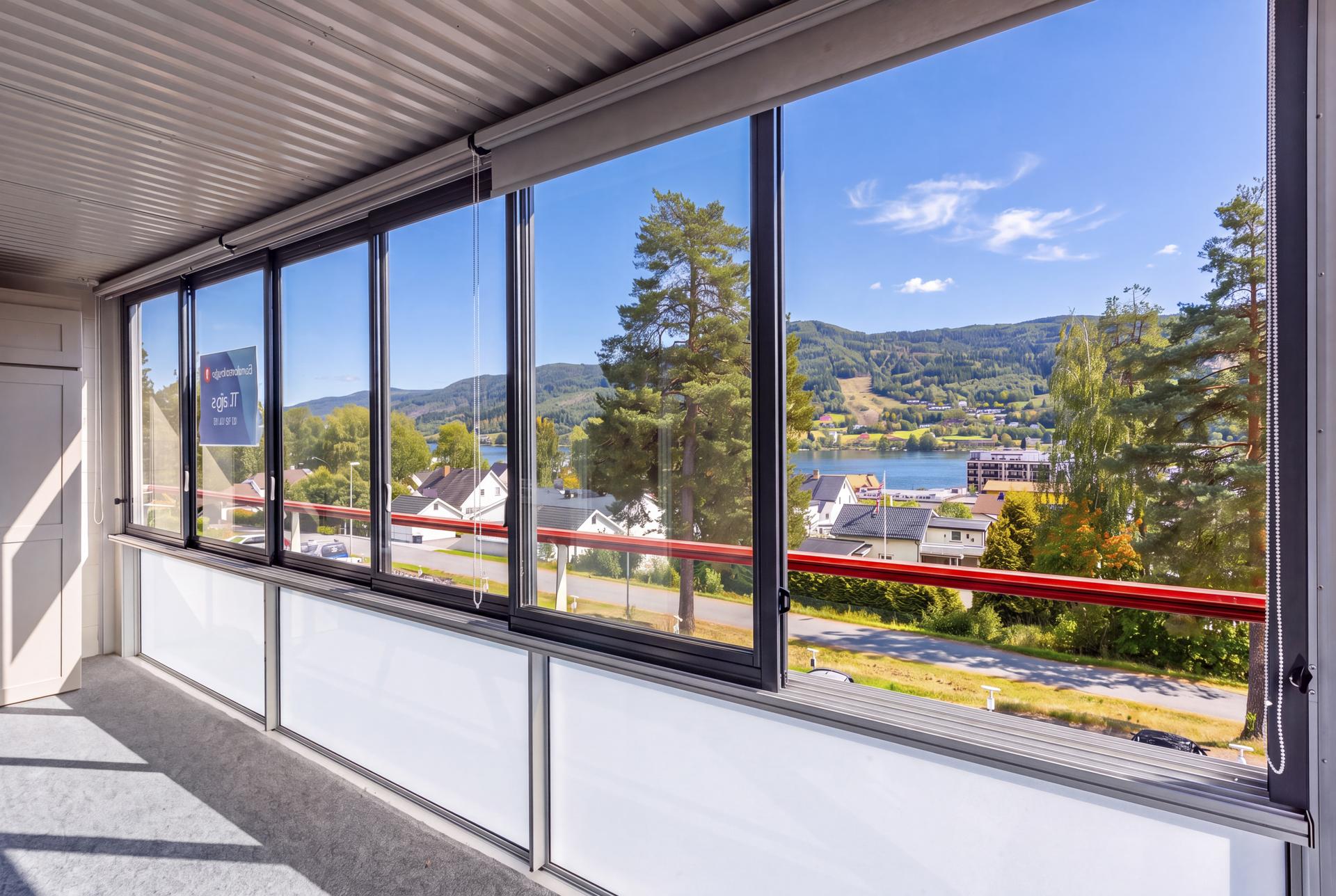 Nydelig utsikt fra innglasset balkong!. Bilde nummer 2 av 3