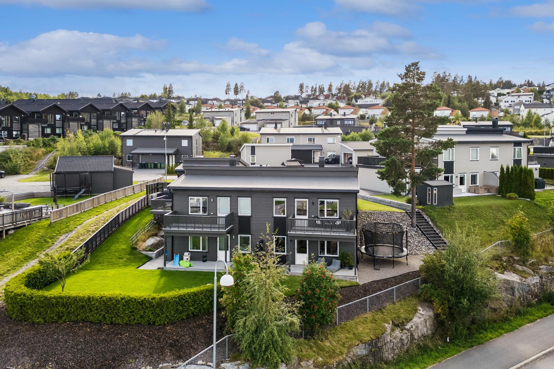 Eiendommen ligger i et etablert og barnevennlig boligområde på Neskollen.. Bilde nummer 3 av 3