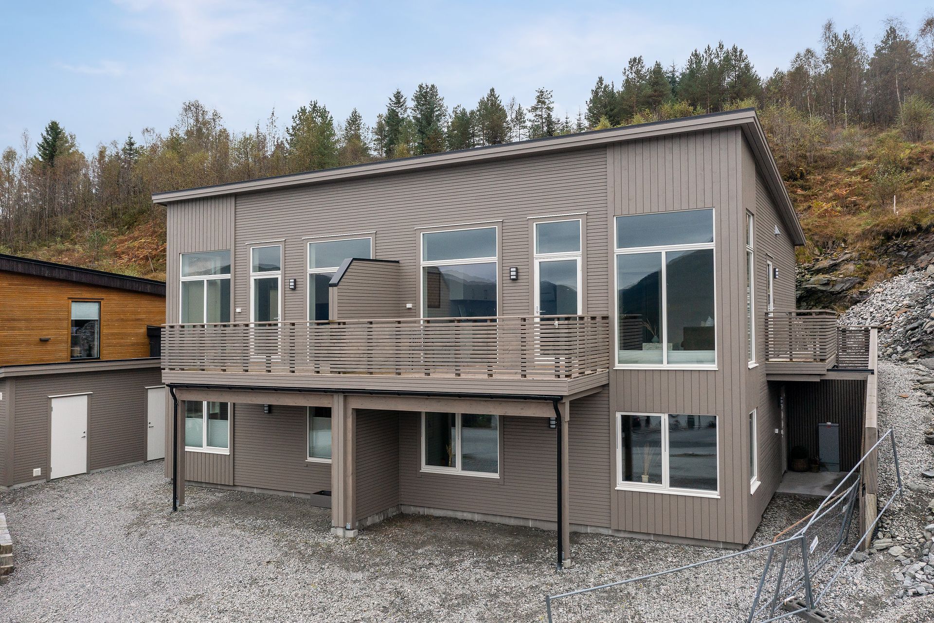 Del av tomannsbustad i populært buområde. Bilde nummer 3 av 3