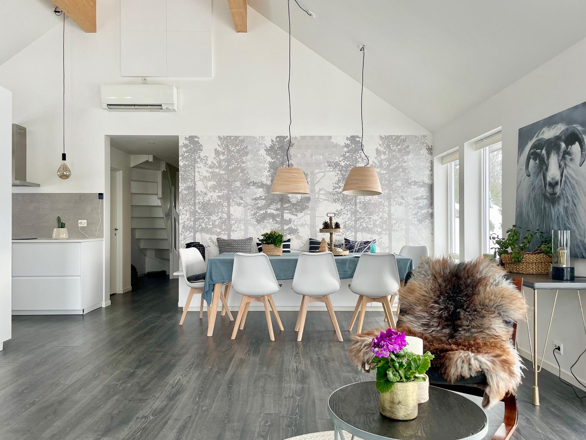 Mønehøgt tak i stove/kjøkken gir ei meget god romkjensle, og eit supert allerom for familie og venner. Bilde nummer 3 av 3