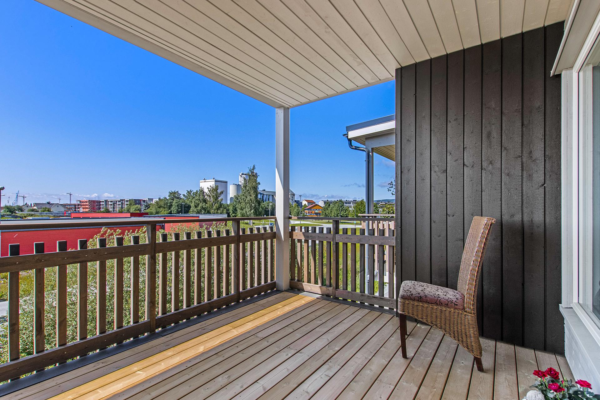 Stor takoverbygd terrasse som ligger vestvendt. . Bilde nummer 1 av 3