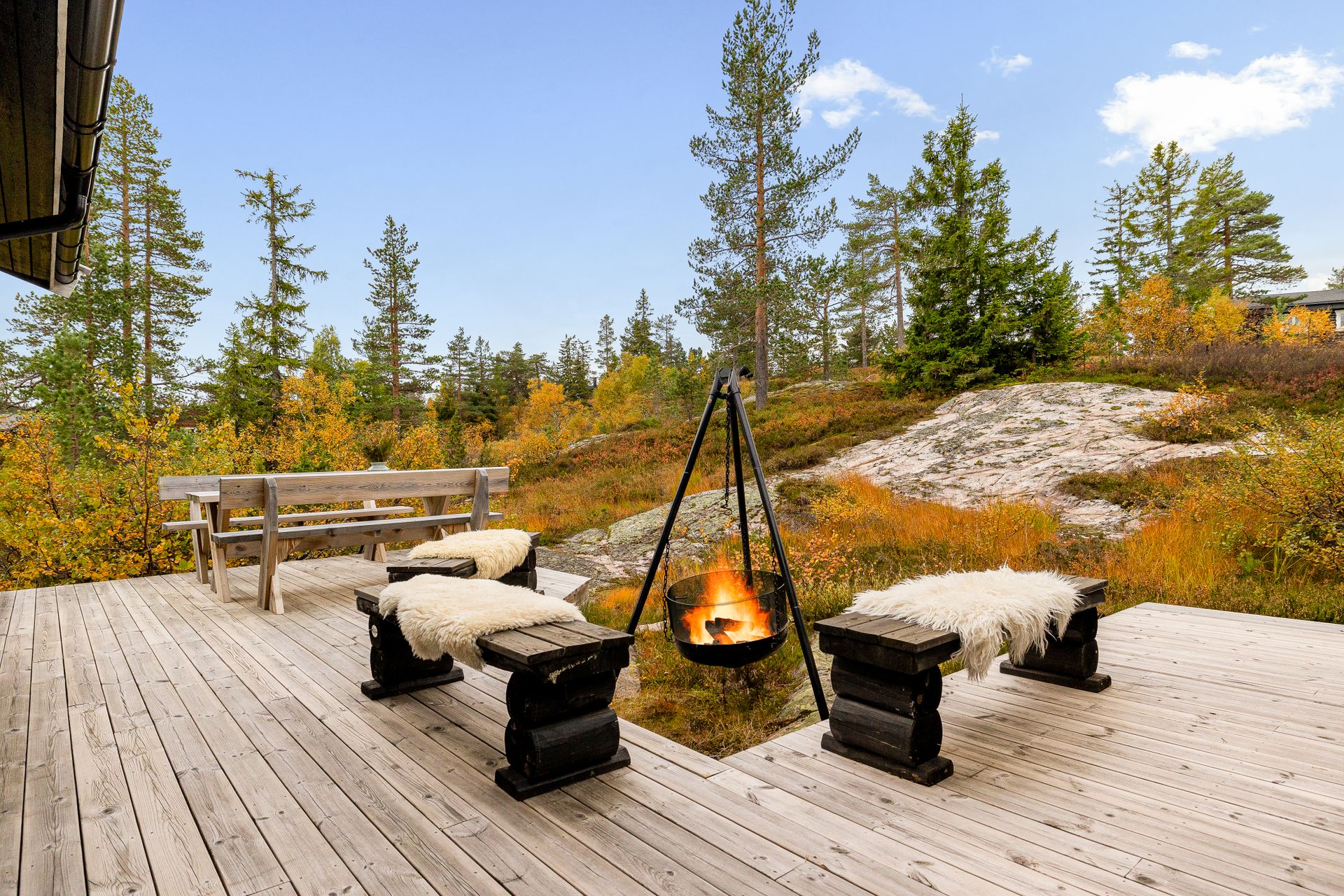 Terrassen følger terrenget og gir god plass til flere solrike og usjenerte sittegrupper.. Bilde nummer 3 av 3