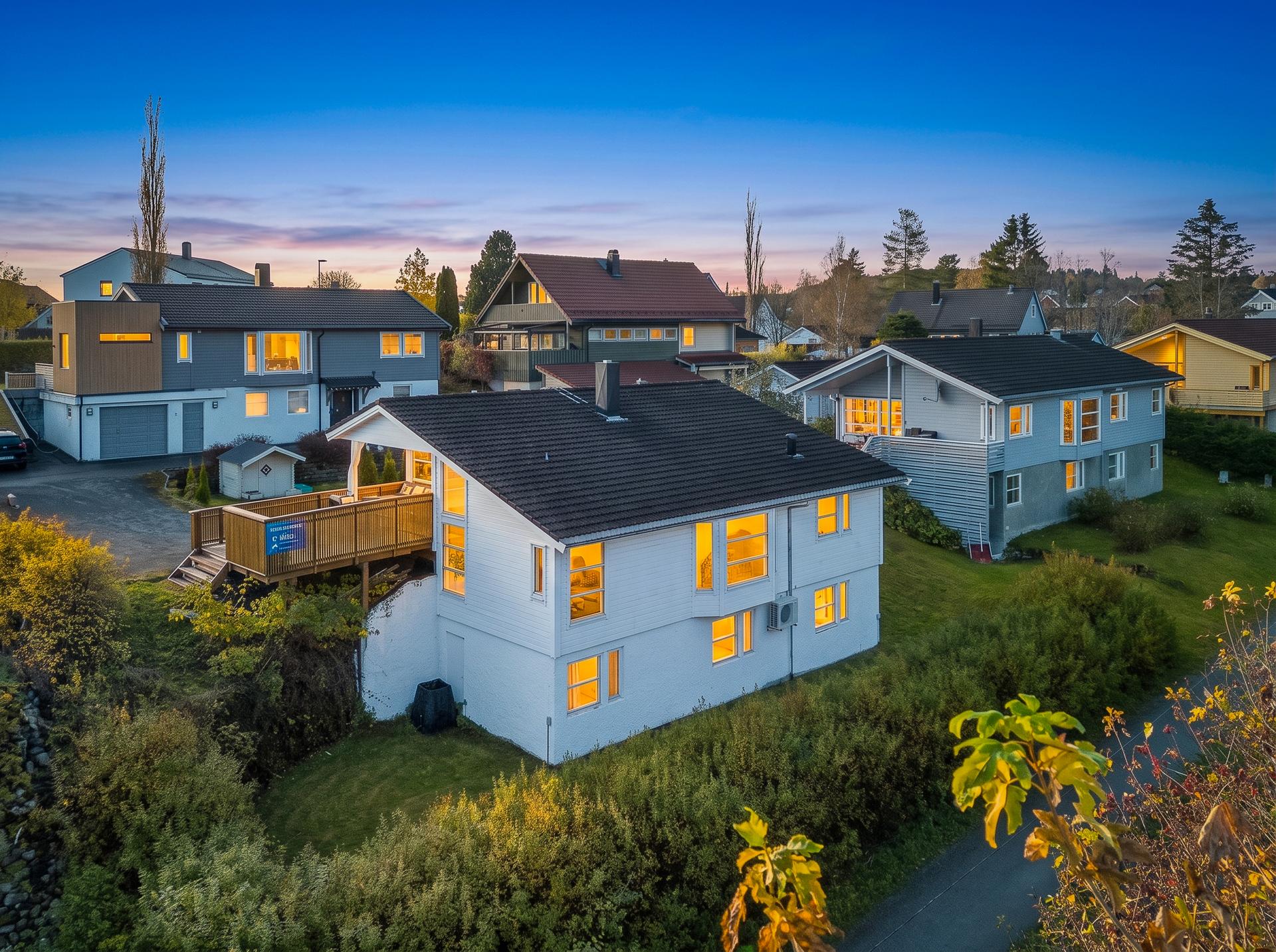 En meget flott og innholdsrik enebolig på 230m² som strekker seg over flere etasjer. . Bilde nummer 2 av 3