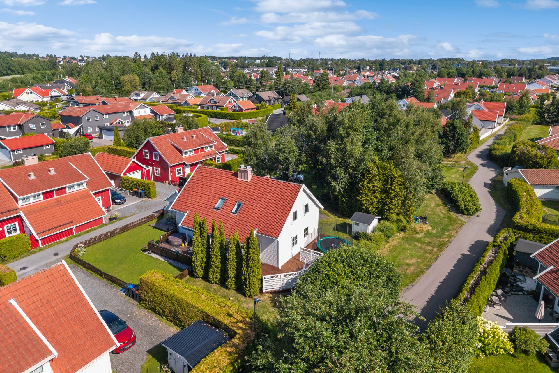 Boligen har en spesielt attraktiv beliggenhet  innerst i en stille blindvei, helt uten gjennomgangstrafikk. Dette gir en ekstra trygg ramme rundt hverdagen, og skaper et ideelt oppvekstmiljø for barn i alle aldre.  . Bilde nummer 2 av 3