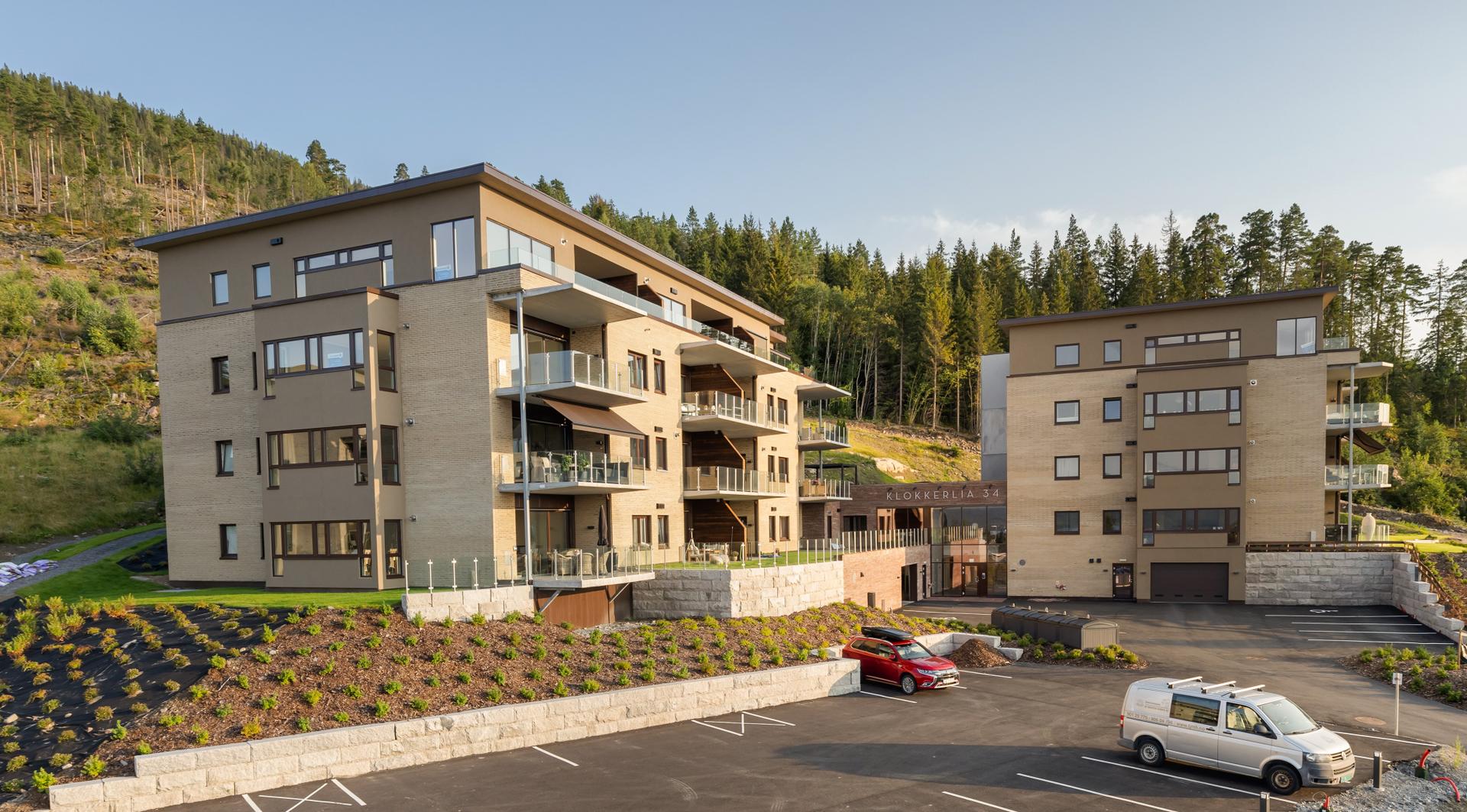Denne toppleiligheten har en meget attraktiv beliggenhet på hjørnet øverst til venstre i blokken. Bilde nummer 1 av 3