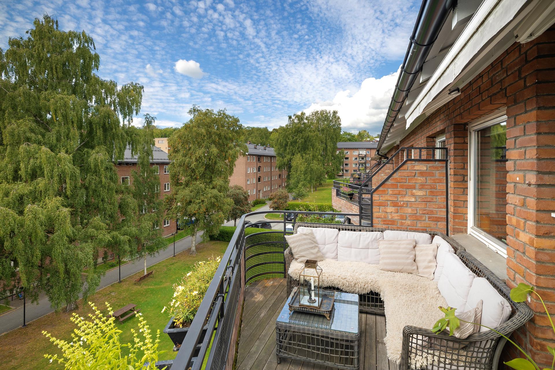 Solrik balkong på ca. 9 m² med utsyn over rolige, grønne fellesarealer.. Bilde nummer 3 av 3