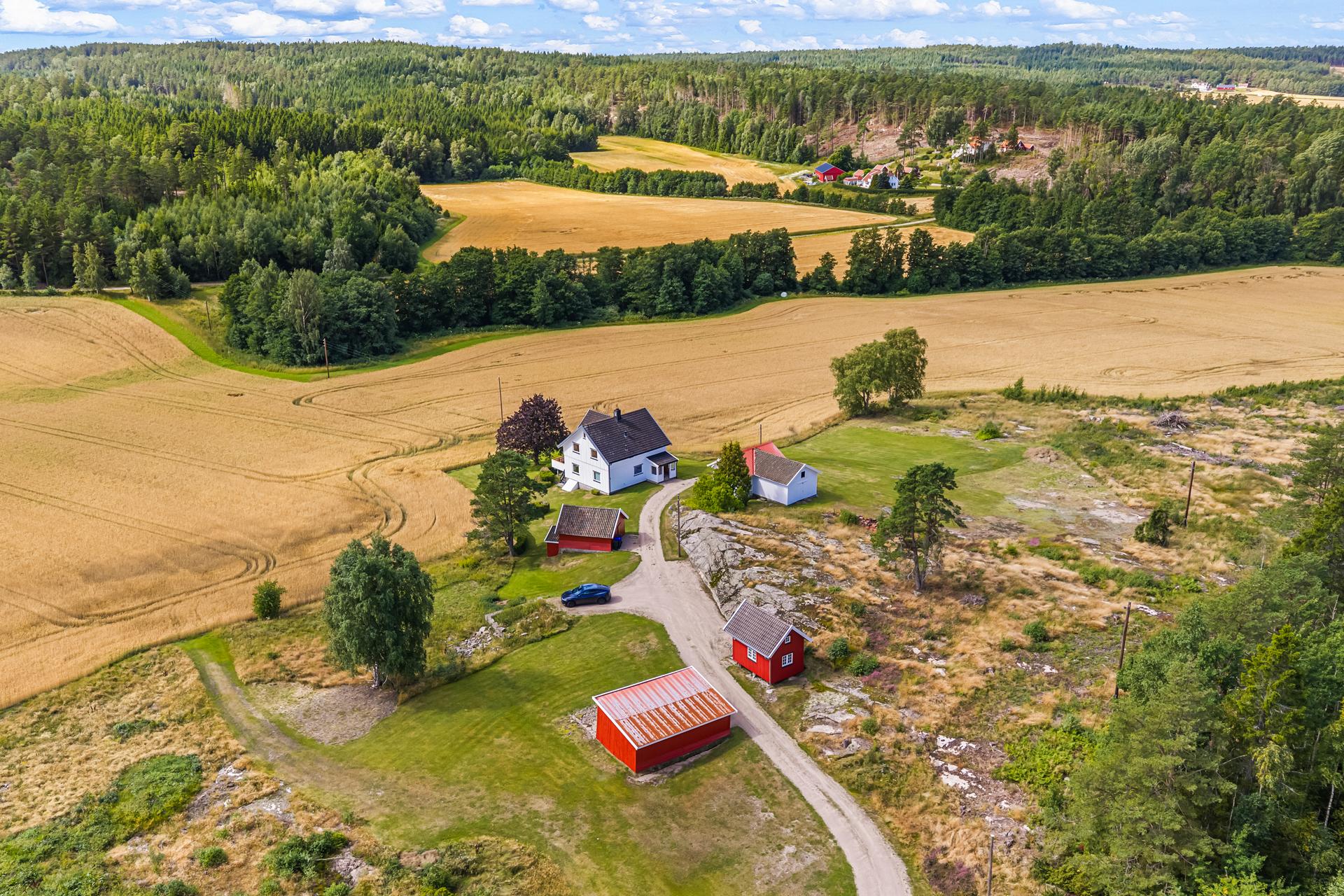 Velkommen til gårdstunet Vikaneveien 559, presentert av EiendomsMegler1 v/Daniel Lislerud. Foto: Fotoetcetera AS.. Bilde nummer 1 av 3