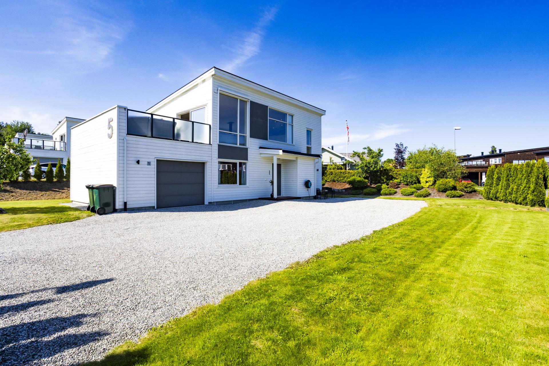 Terrassen over garasjen har royalimpregnerte terrassebord og rekkverk i glass og aluminium. . Bilde nummer 3 av 3