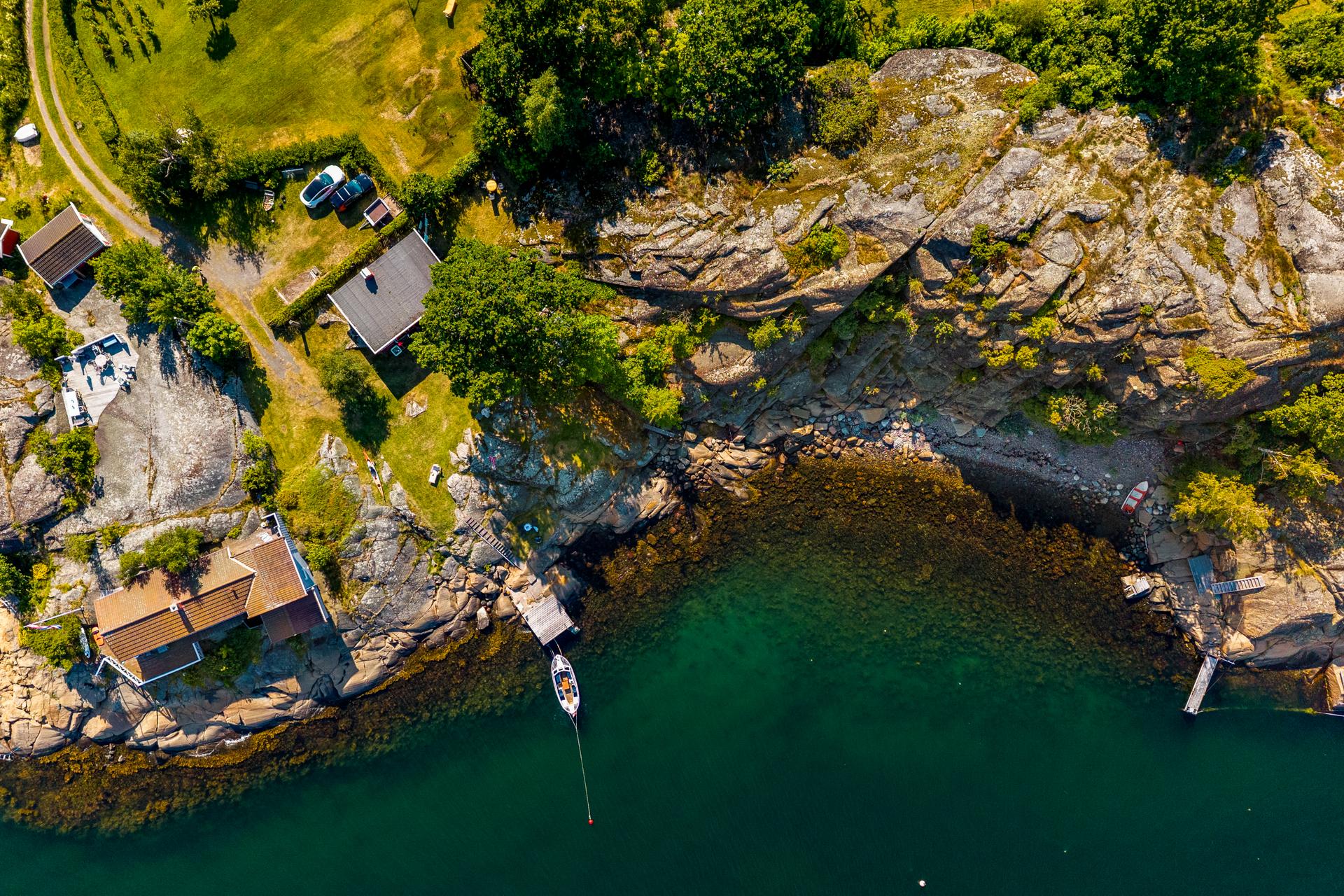 Eiendommen har lang strandlinje, egen brygge og gode bademuligheter.. Bilde nummer 3 av 3