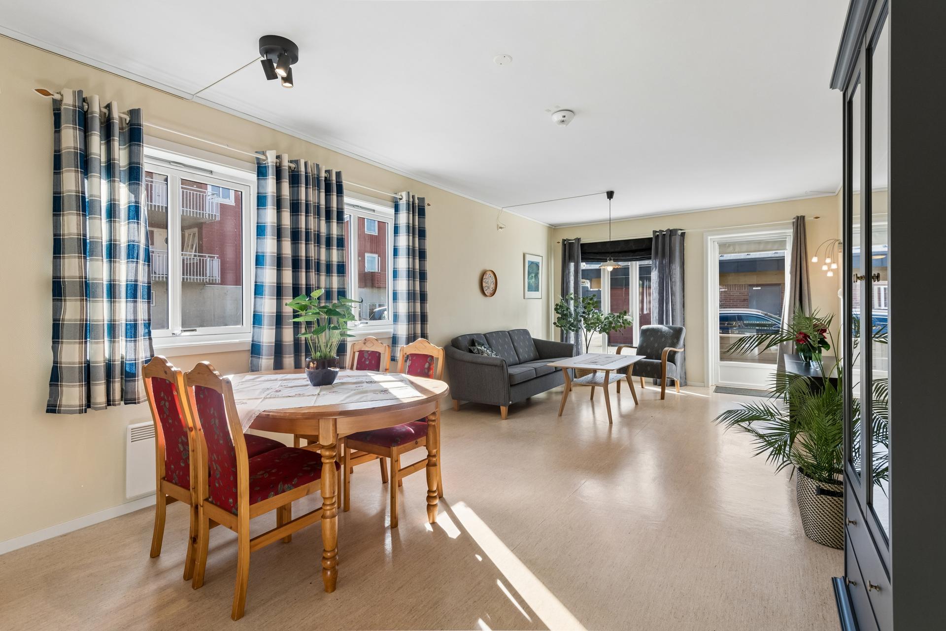 Leiligheten ligger på enden med vindusflater på 3 sider, dette gir en lys og god leilighet. Leiligheten ligger på bakkeplan og har enkel adkomst til privat veranda. . Bilde nummer 2 av 3