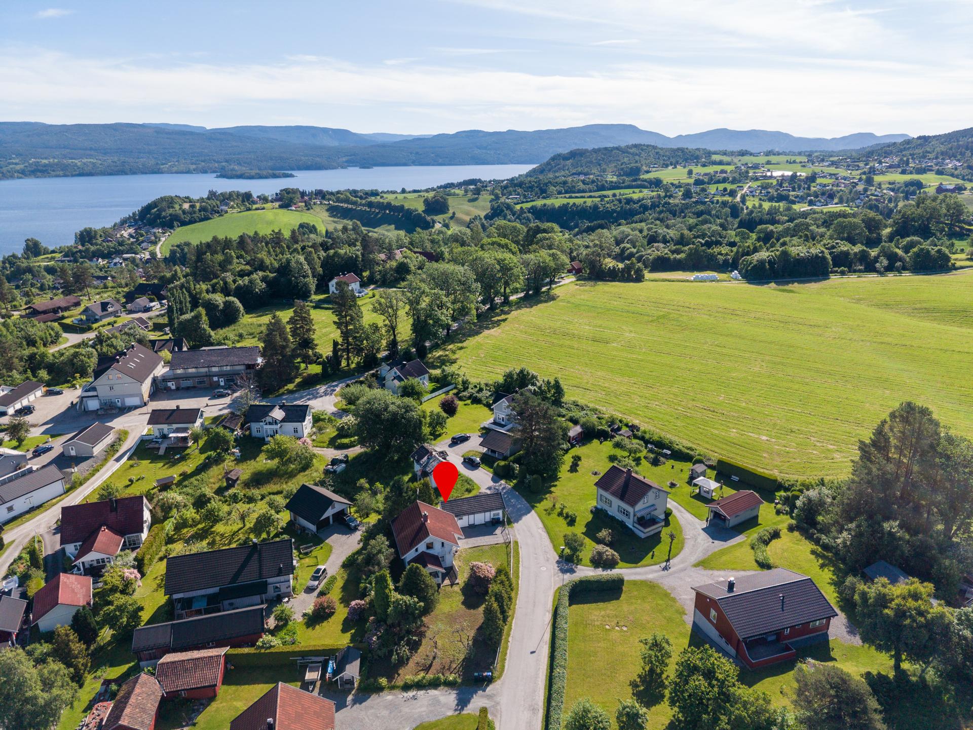 Fine tur- og rekreasjonsområder i nærmiljøet, og Ulefoss har også nærhet til innsjøen Norsjø, som sommerstid byr på flere fine badeplasser og yrende båtliv. . Bilde nummer 2 av 3