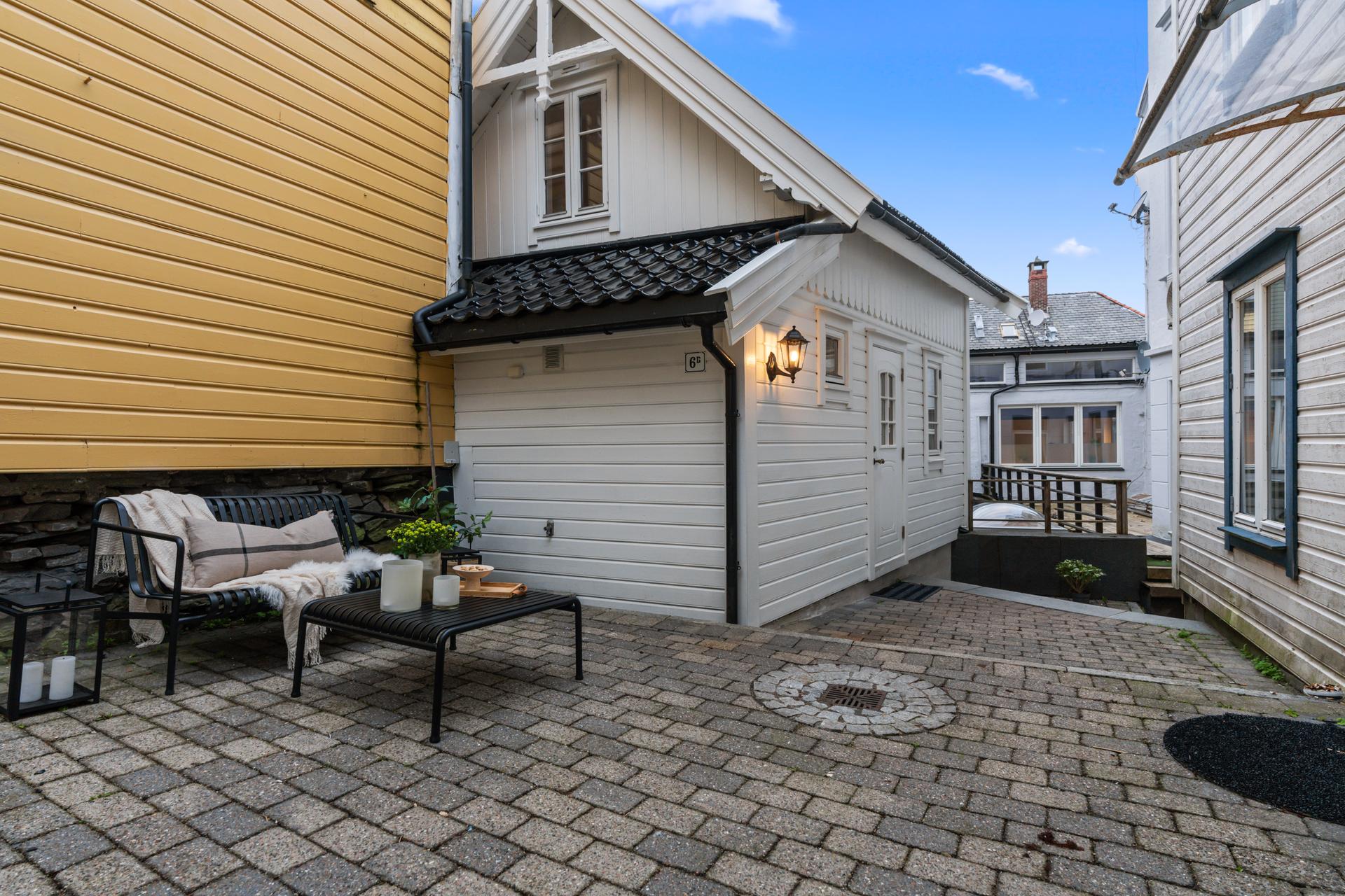 Tilbaketrukket i en rolig gate, men med umiddelbar nærhet til alt Nordnes og Bergen sentrum har å by på.. Bilde nummer 2 av 3