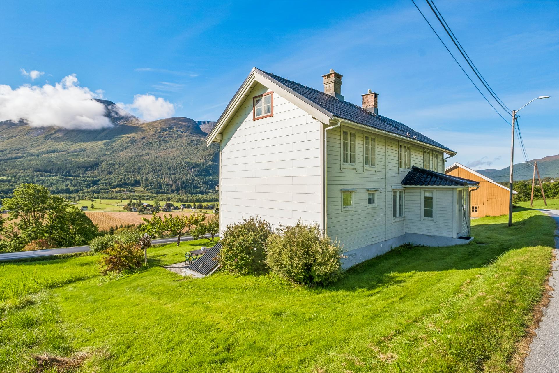 Eiendommen har flott utsikt mot fjell og natur, samt nærhet til fine turområder.. Bilde nummer 2 av 3