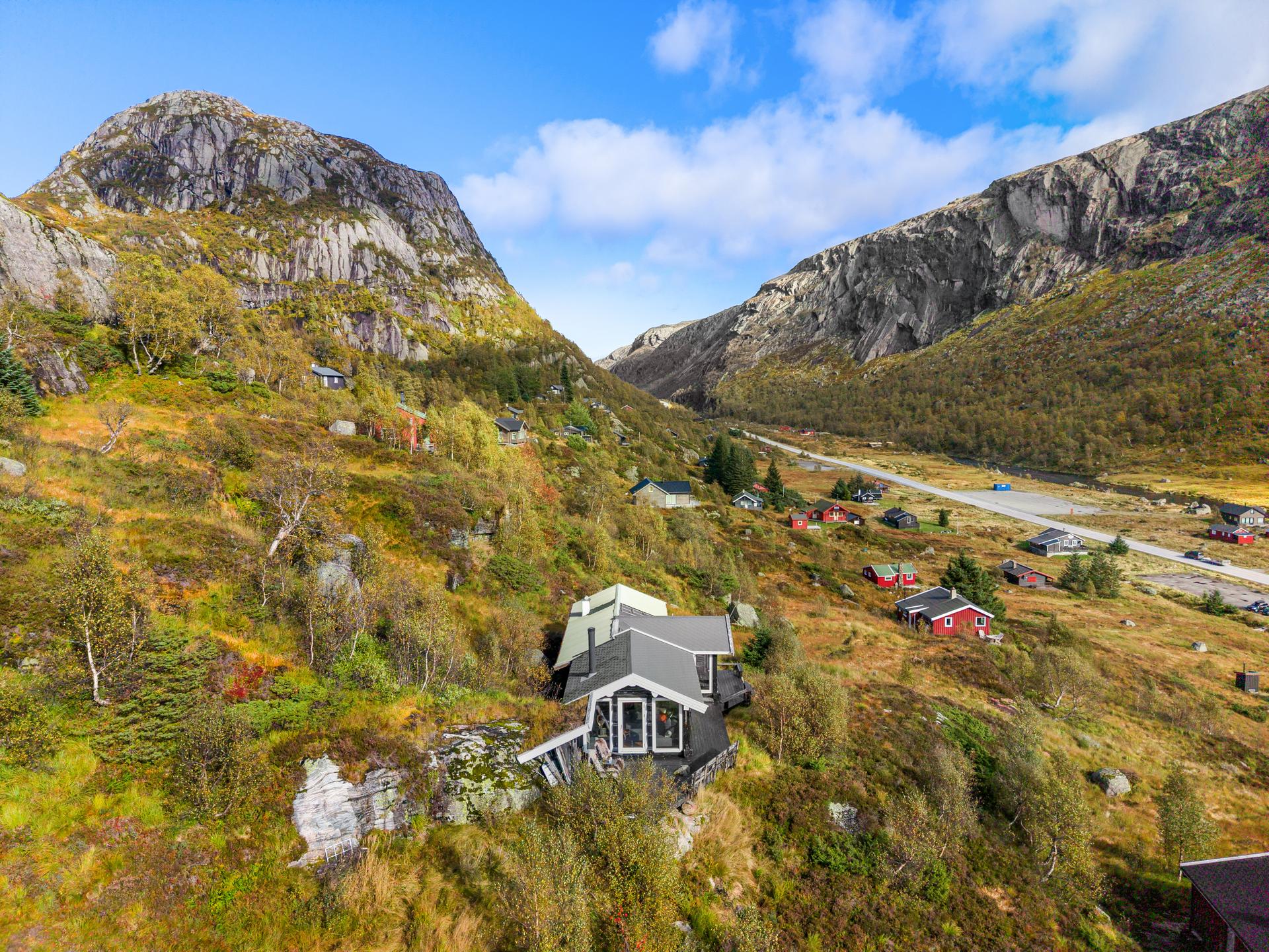Hytte i Hunnedalen oppført i stavlaft og bindingsverk, med tilbygg fra 2012 og 2018.. Bilde nummer 3 av 3