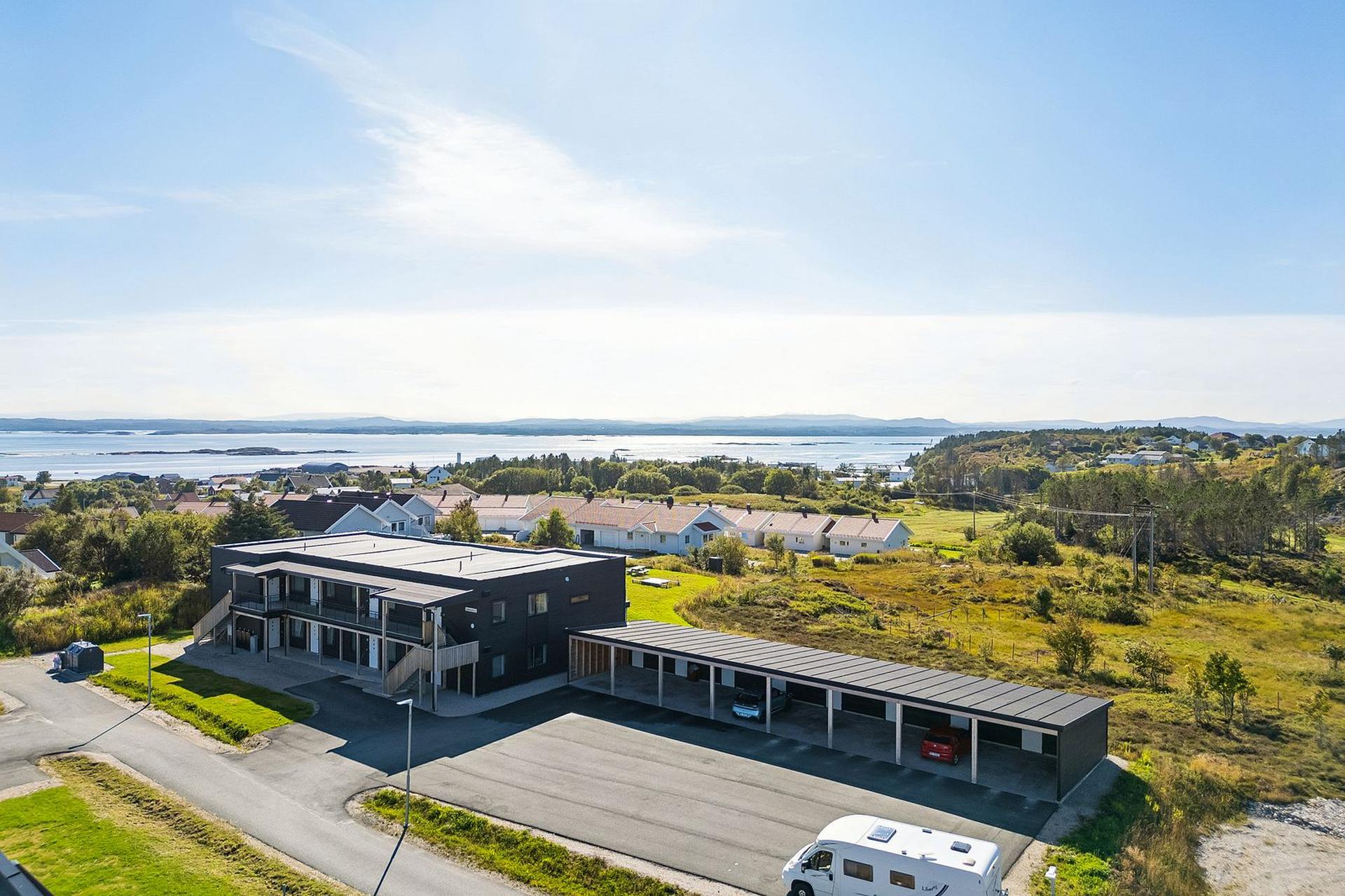 Moderne og lettstelt 3-roms selveierleilighet med fin beliggenhet på Hamarvika. Bilde nummer 2 av 3