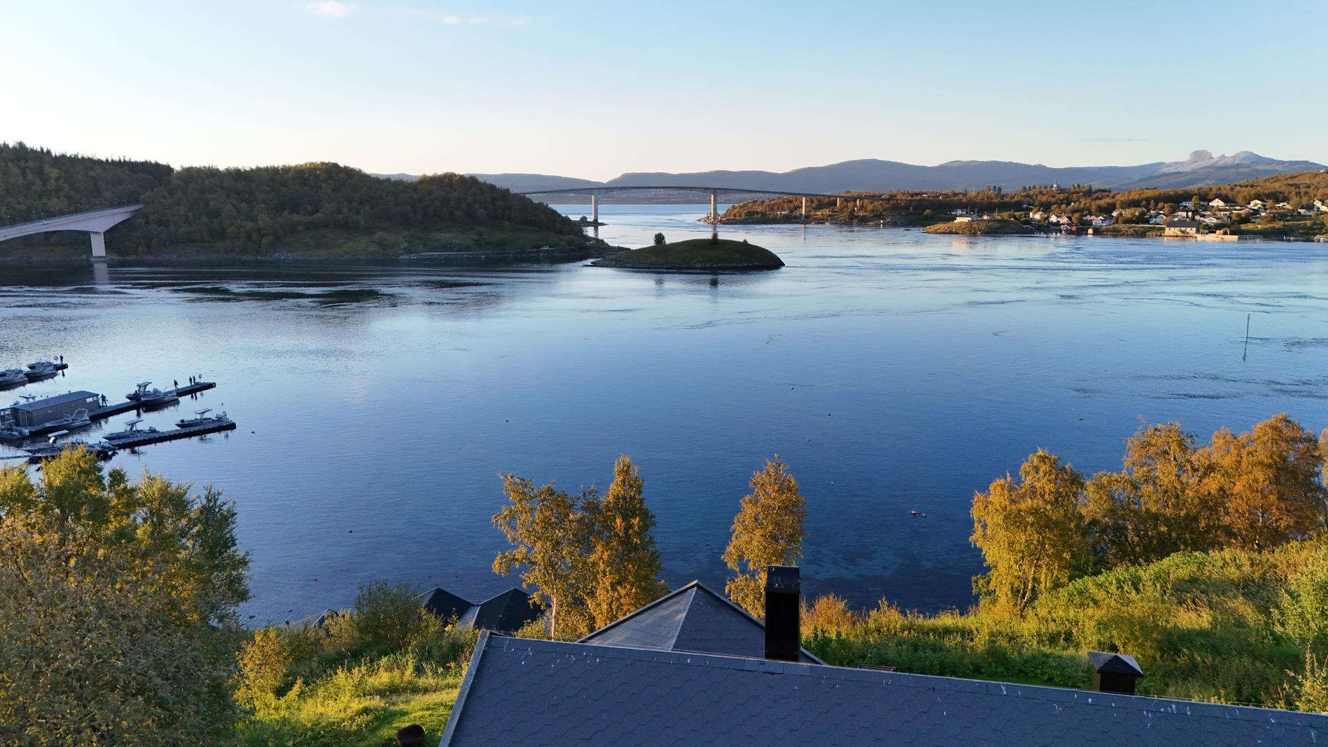 Flott beliggende eiendom med vidstrakt utsikt mot fjorden og Saltstraumen.. Bilde nummer 2 av 3