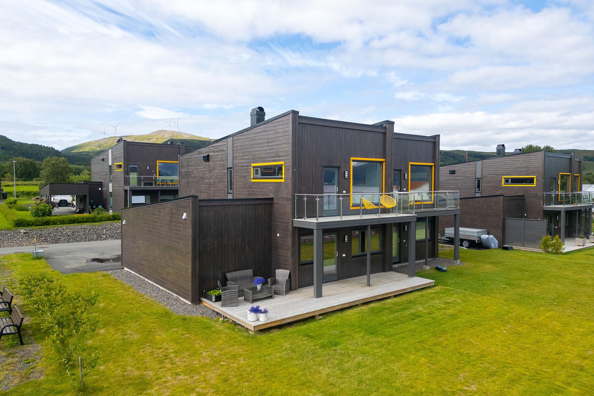 Velkommen til Nordre Selnesveien 32B! Boligen har en balkong i andre etasje og en stor markterrasse i første etasje. Foto: Lunde Images. Bilde nummer 1 av 3