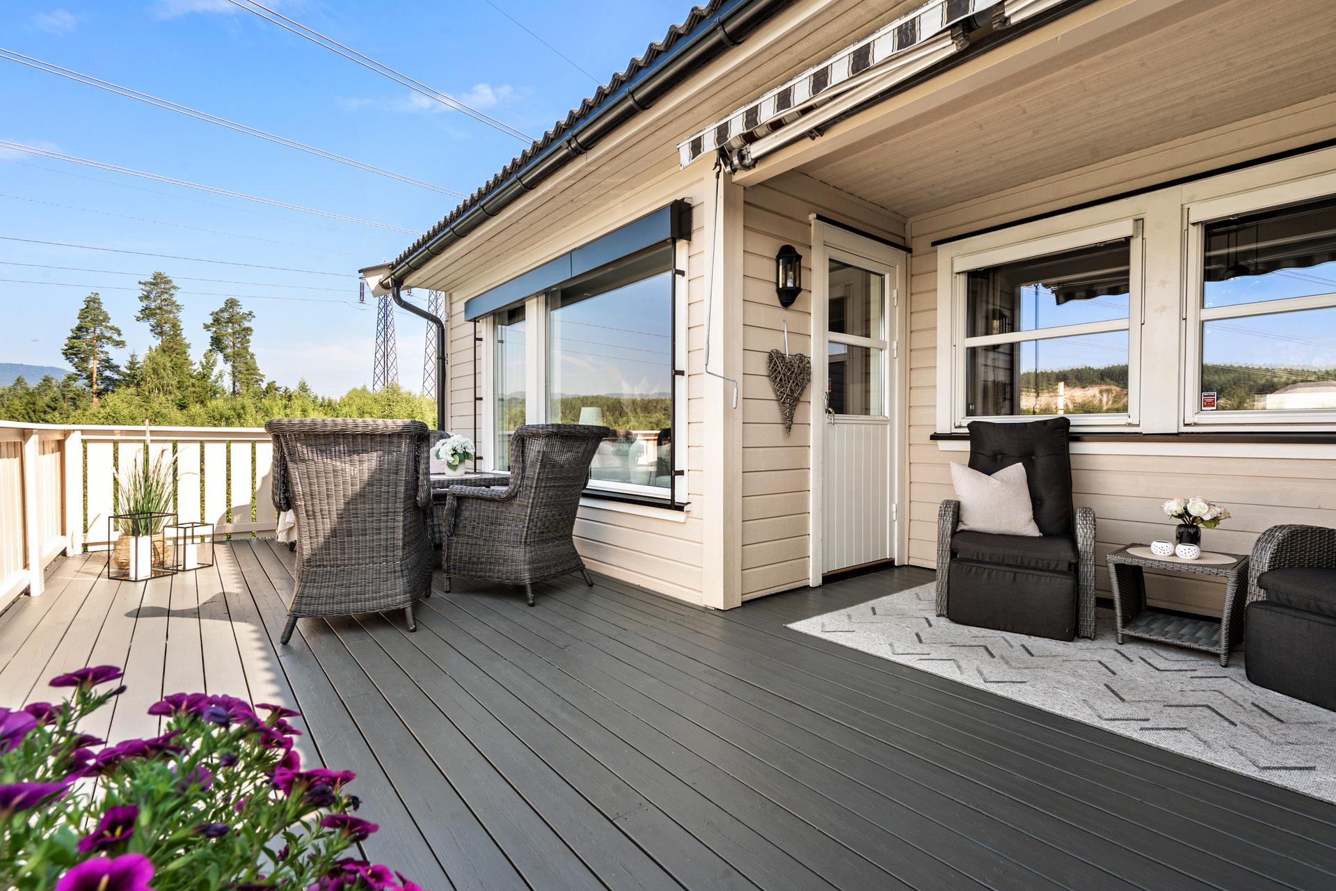 Direkte utgang fra stuen til en romslig terrasse med plass til utemøbler.. Bilde nummer 3 av 3