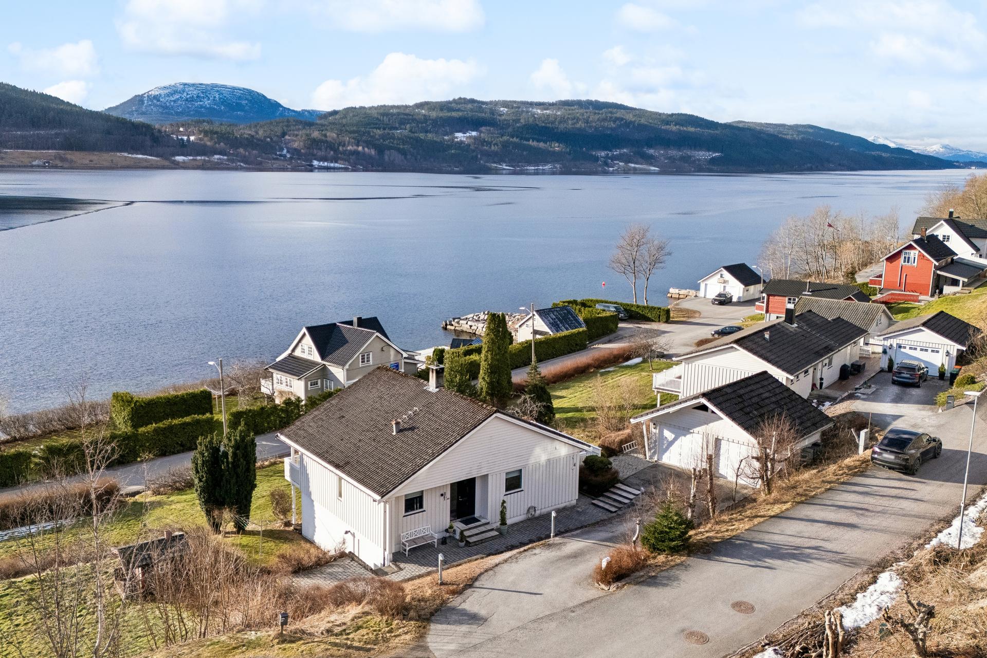 Svært kort vei til sjøen - gode muligheter for bading og friluftsliv.. Bilde nummer 2 av 3