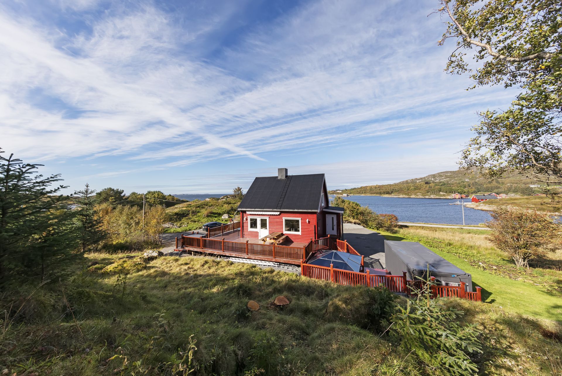 EiendomsMegler 1 v/ Jørund Ivar Volden har gleden av å ønske velkommen til Harøysundvegen 102!. Bilde nummer 1 av 3