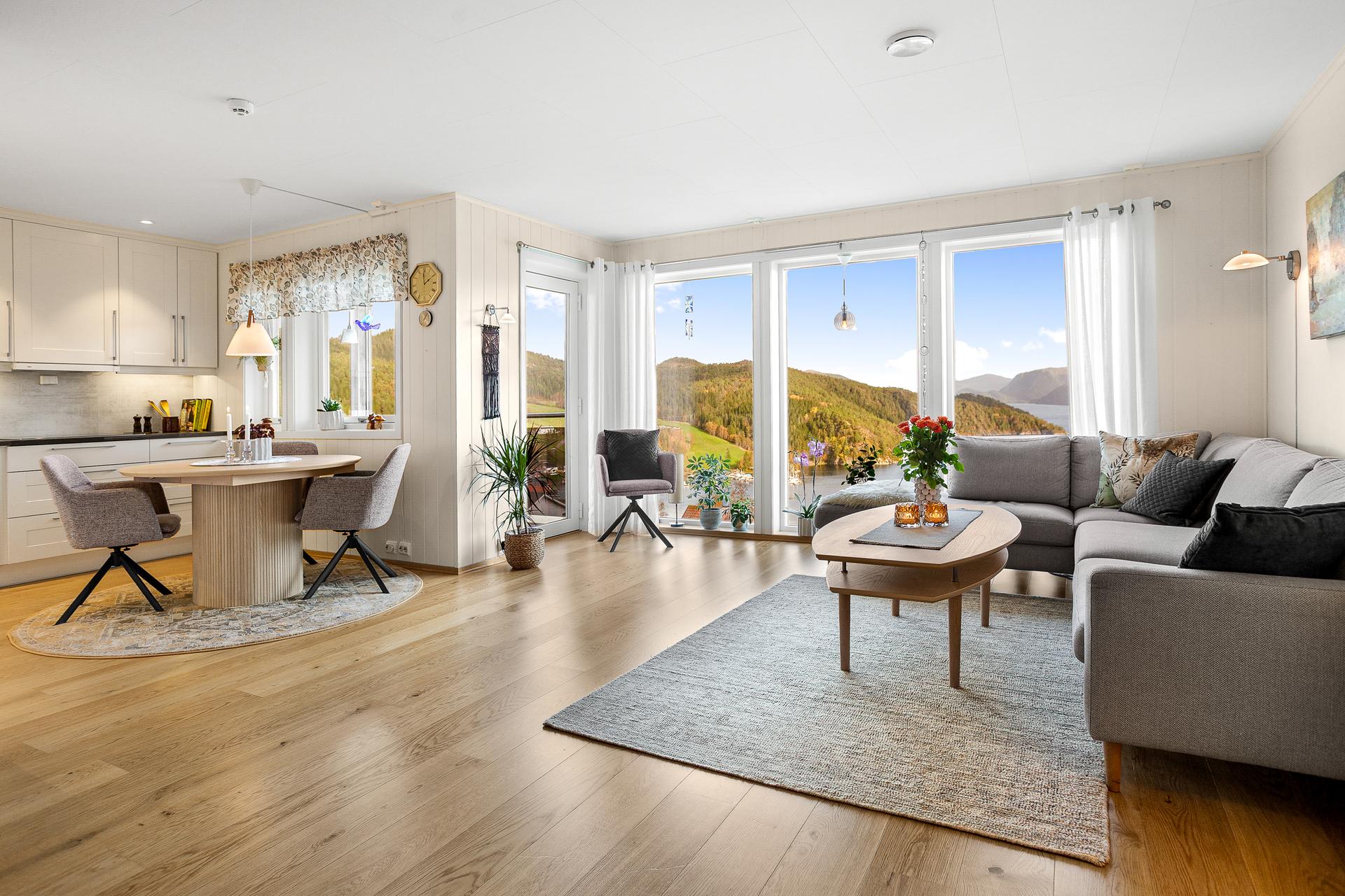 Velkommen til Bjørkåsvegen 14 E! Foto: Jimmy Seo. Bilde nummer 1 av 3