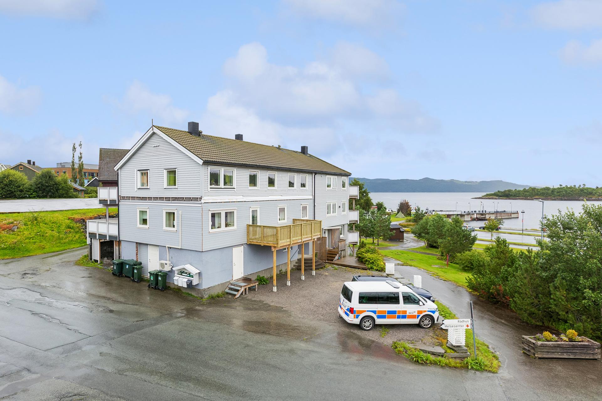 Boligen består av en hovedleilighet i 1.etasje, to leiligheter i 2.etasje og en kjeller med potensial.. Bilde nummer 2 av 3