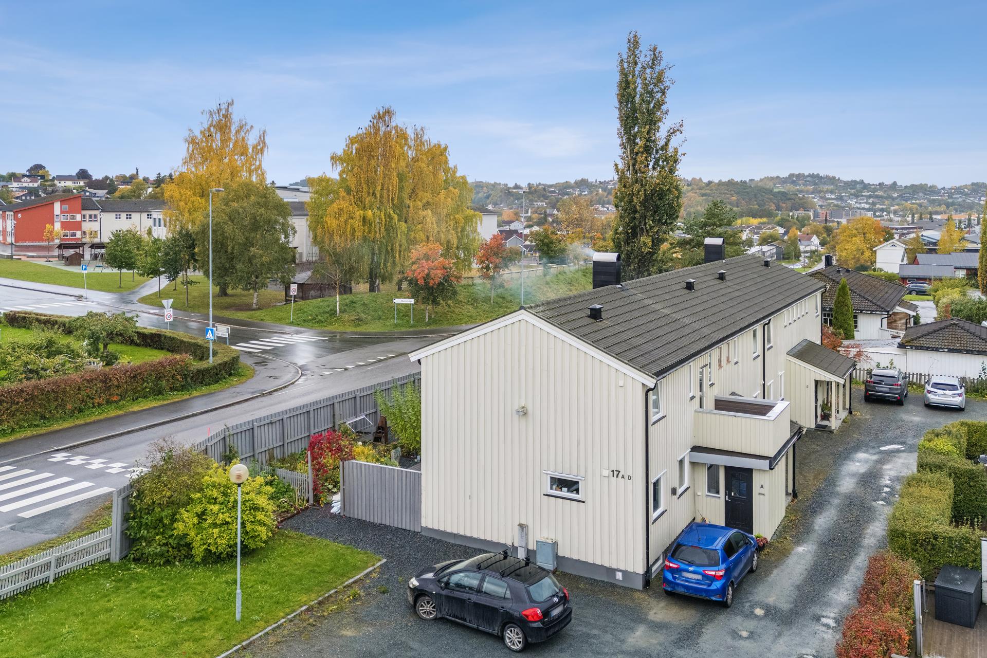 Innholdsrikt rekkehus over tre plan med tilhørende biloppstillingsplass på felles gårdsplass.. Bilde nummer 2 av 3