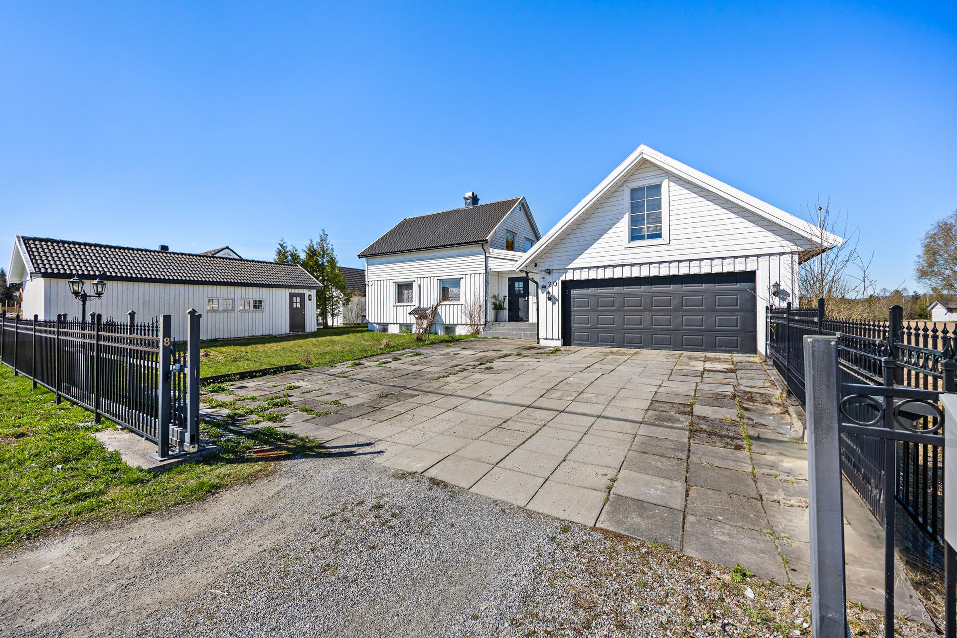 Eiendommen består av en enebolig, en romslig garasje på 64 m² og et uthus med på 39 m² med god lagringsplass.. Bilde nummer 2 av 3