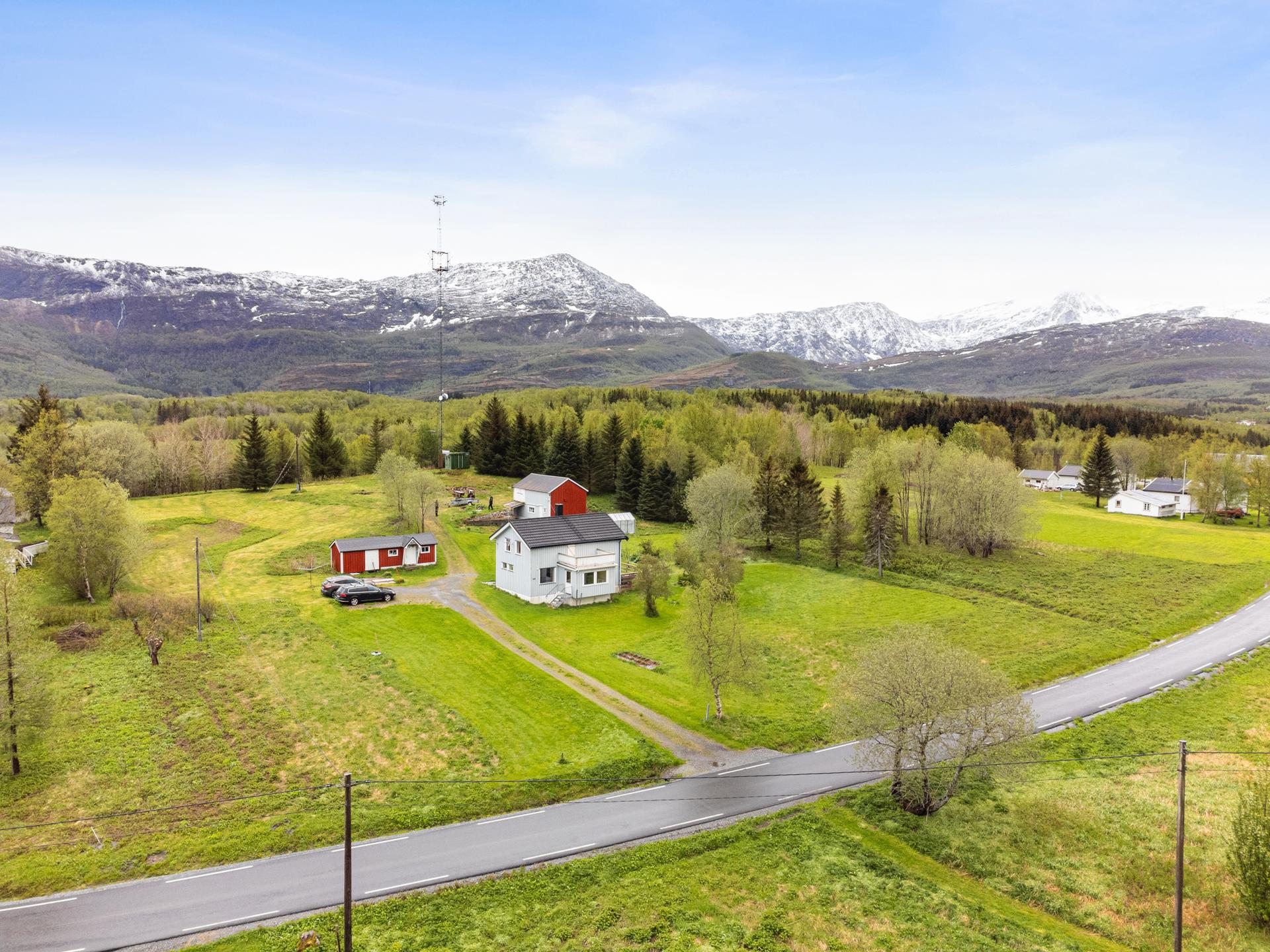 Velkommen til Sørfinnsetveien 49! Stor eiendom i landlige og naturskjønne omgivelser. Foto: Sikt . Bilde nummer 1 av 3