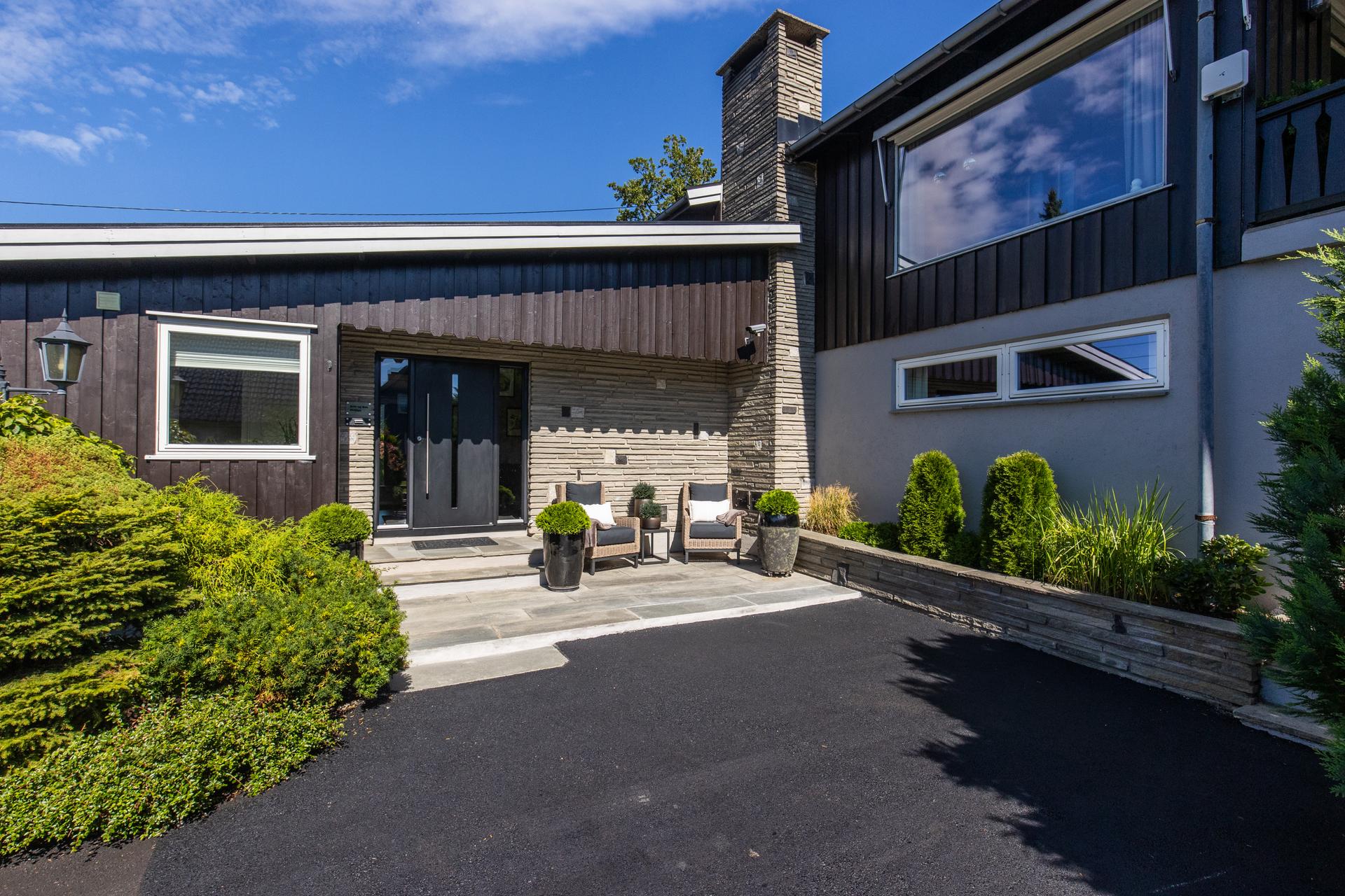 Herlig uteplass foran inngangsparti. Bilde nummer 2 av 3