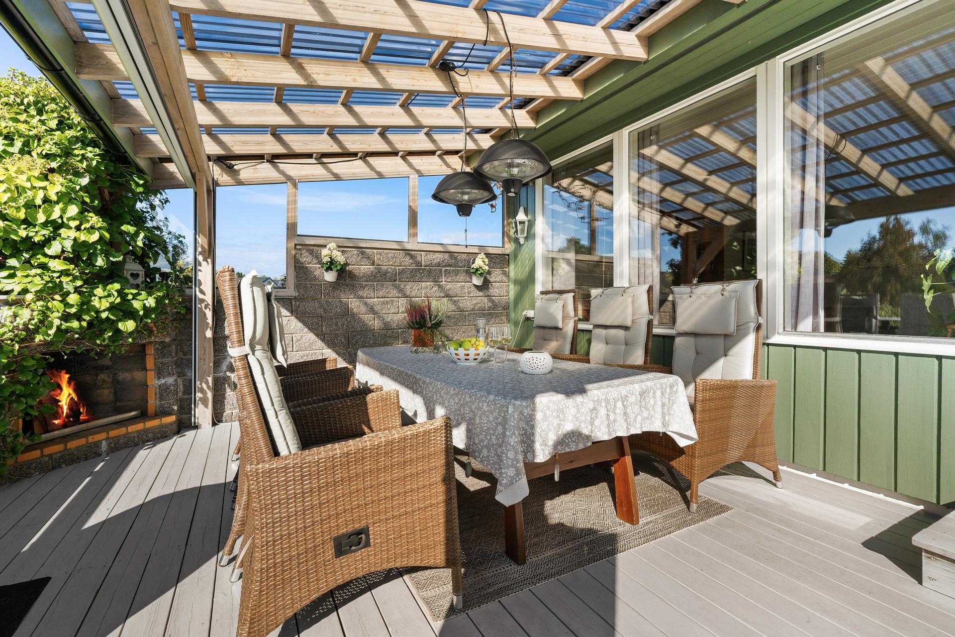 Overbygget terrasse med eget murt ildsted og tak fornyet i 2023.. Bilde nummer 3 av 3