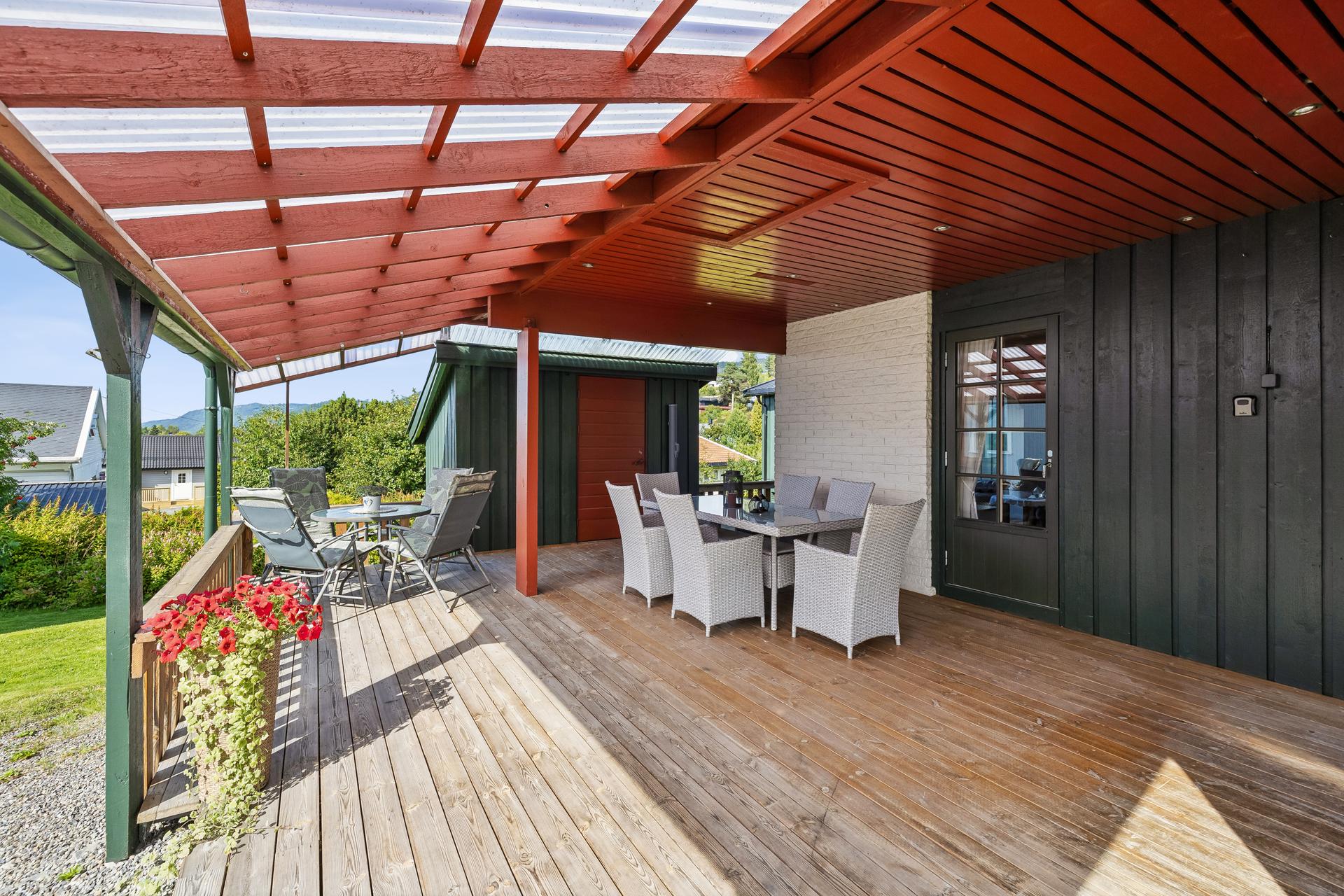Stor, delvis overbygget terrasse på 48 m² orientert mot syd og vest.. Bilde nummer 3 av 3