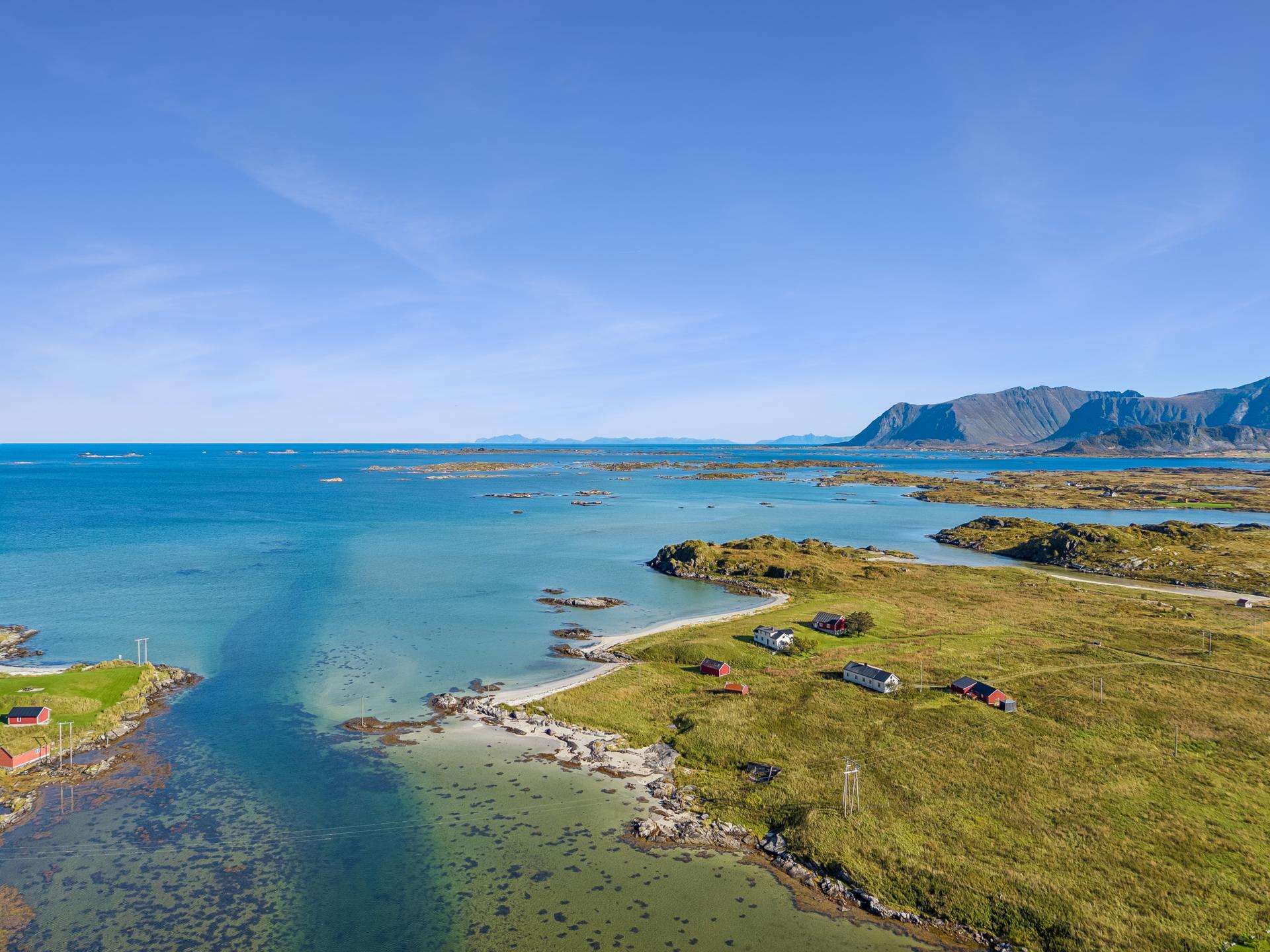 Drømmer du om midnattssol, havet som nærmest nabo og egen strandlinje? Da kan dette være noe for deg. Denne eiendommen på ca. 62 mål har enestående beliggenhet og gir deg muligheten til å skape ditt ferieparadis i Lofoten. 
. Bilde nummer 2 av 3