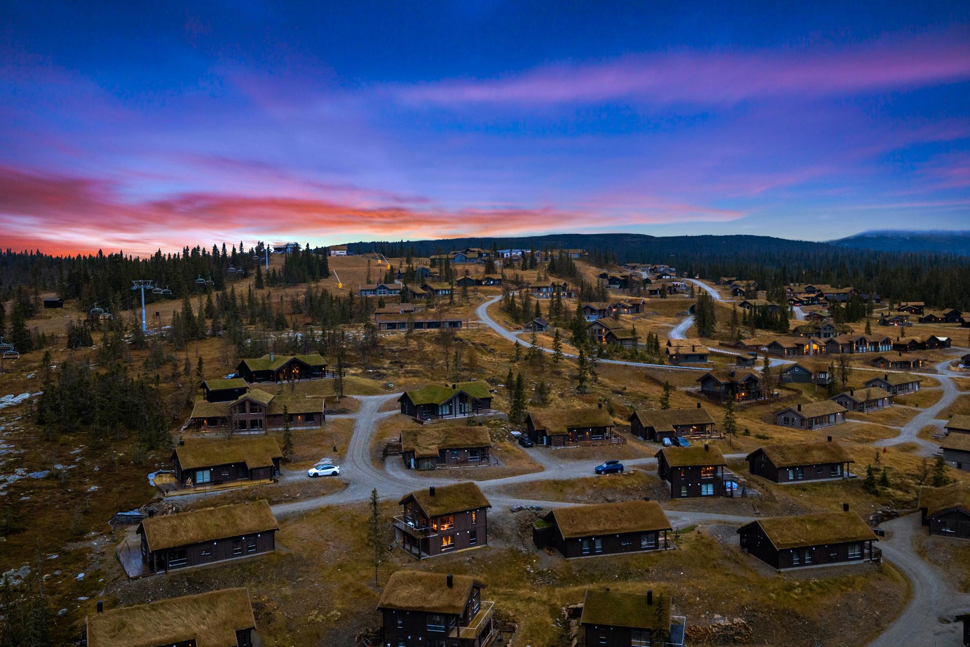 Eiendommen har en fin beliggenhet med ski inn/ut til alpint og med kort vei til langrenn. Bilde nummer 2 av 3