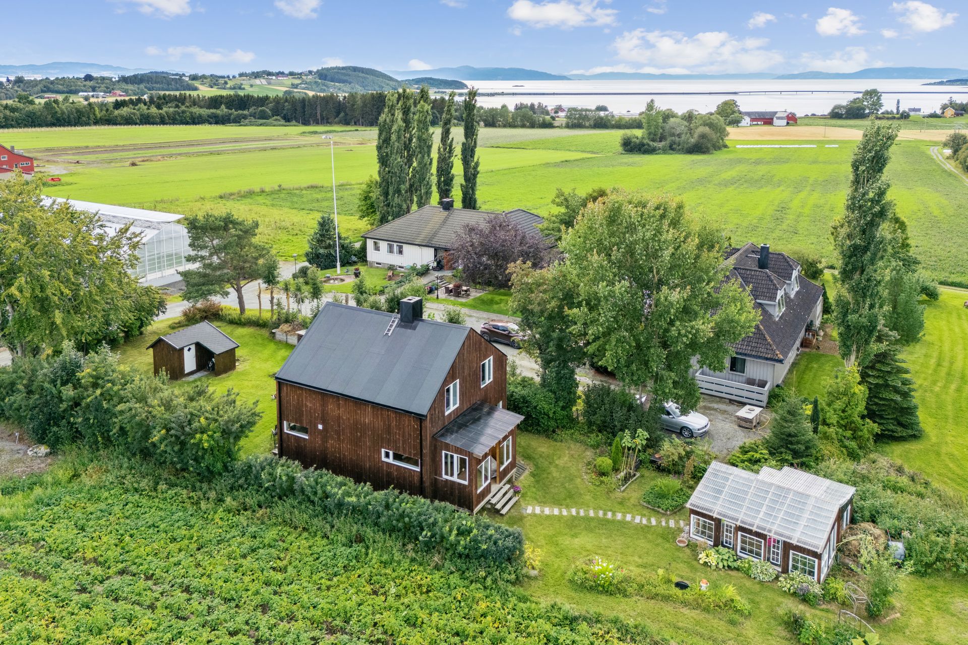 Velkommen til Logtunvegen 69! Enebolig oppgradert de senere årene både utvendig og innvendig. Sjarmerende hage med drivhus. Foto: EFKT (Hamish Grey). Bilde nummer 1 av 3